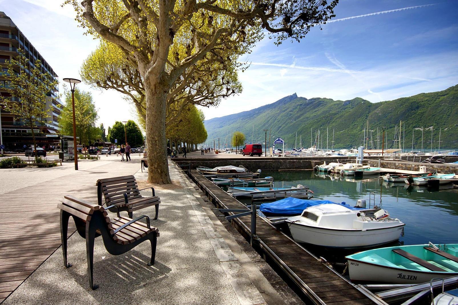 Aix-les-Bains liegt am Ufers des Lac du Bourget, dem größten Natursee Frankreichs, und war um die Jahrhundertwende einer der bekanntesten Badekurorte der gehobenen europäischen Gesellschaft. Wie ihr Name schon andeutet verdankt die Stadt ihren Bekanntheitsgrad den Thermalquellen. Noch heute gibt es drei Thermen in Aix-les-Bains: die staatlichen Thermen, die 