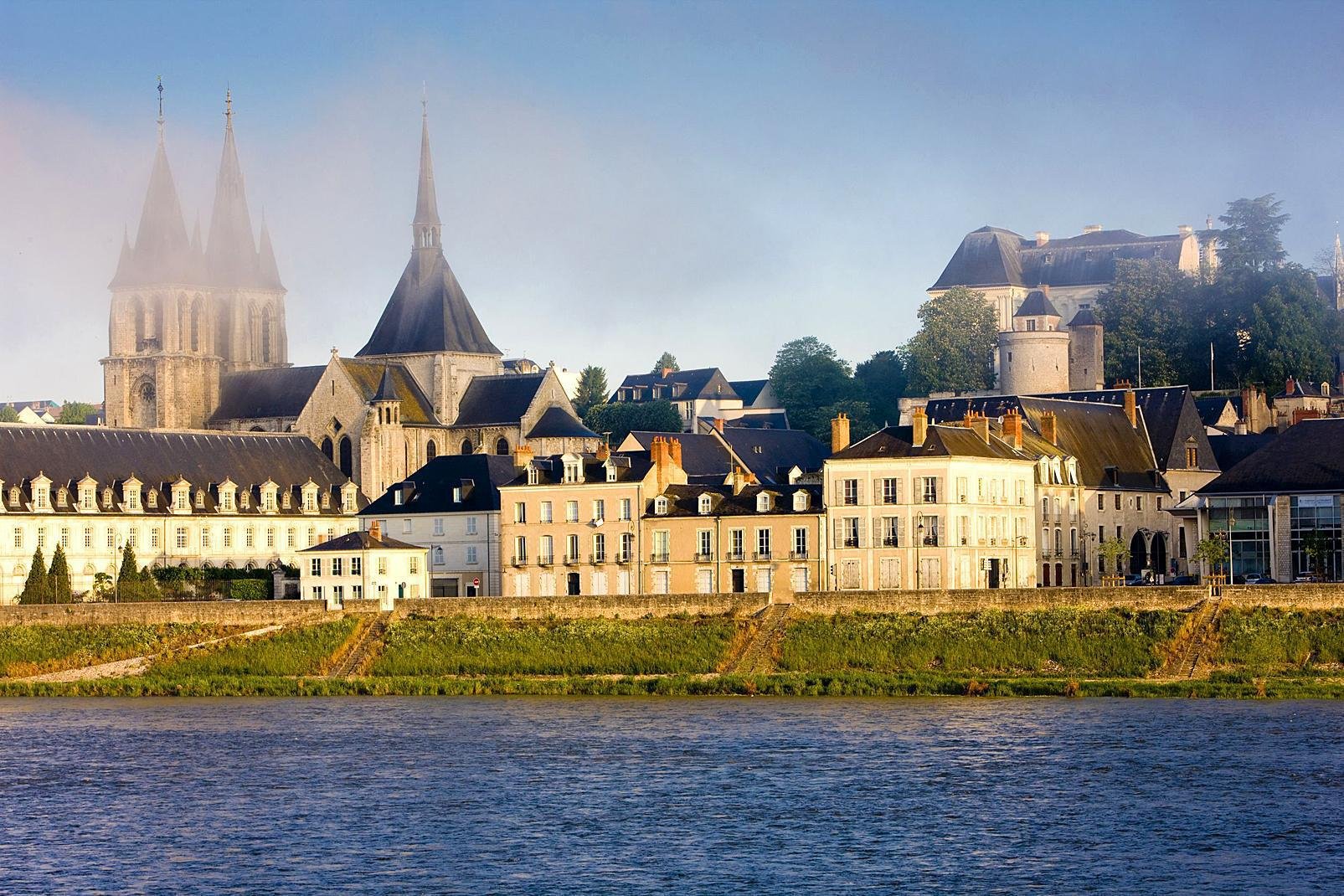 Résidence royale de Louis XII, la ville de Blois, chef-lieu du Loir-et-Cher est aussi la plus peuplée du département. Ville d'arts et d'histoire, Blois est classée depuis 10 ans au Patrimoine mondial de l'Unesco en tant que « Paysage naturel ». Riche de son activité associative, culturelle et sportive, Blois joue un rôle d'équilibre entre Tours et Orléans.
Blois est également la porte ouverte sur ...