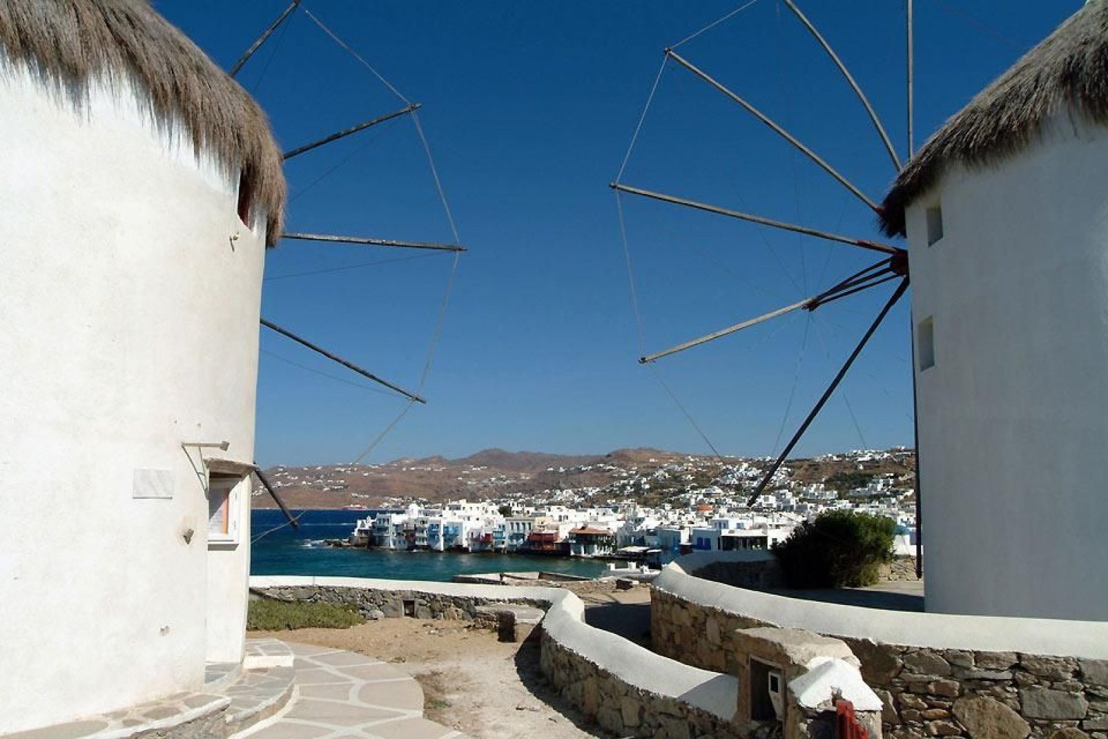 Du haut d'un promontoire rocheux, les moulins de Mykonos dominent la ville.