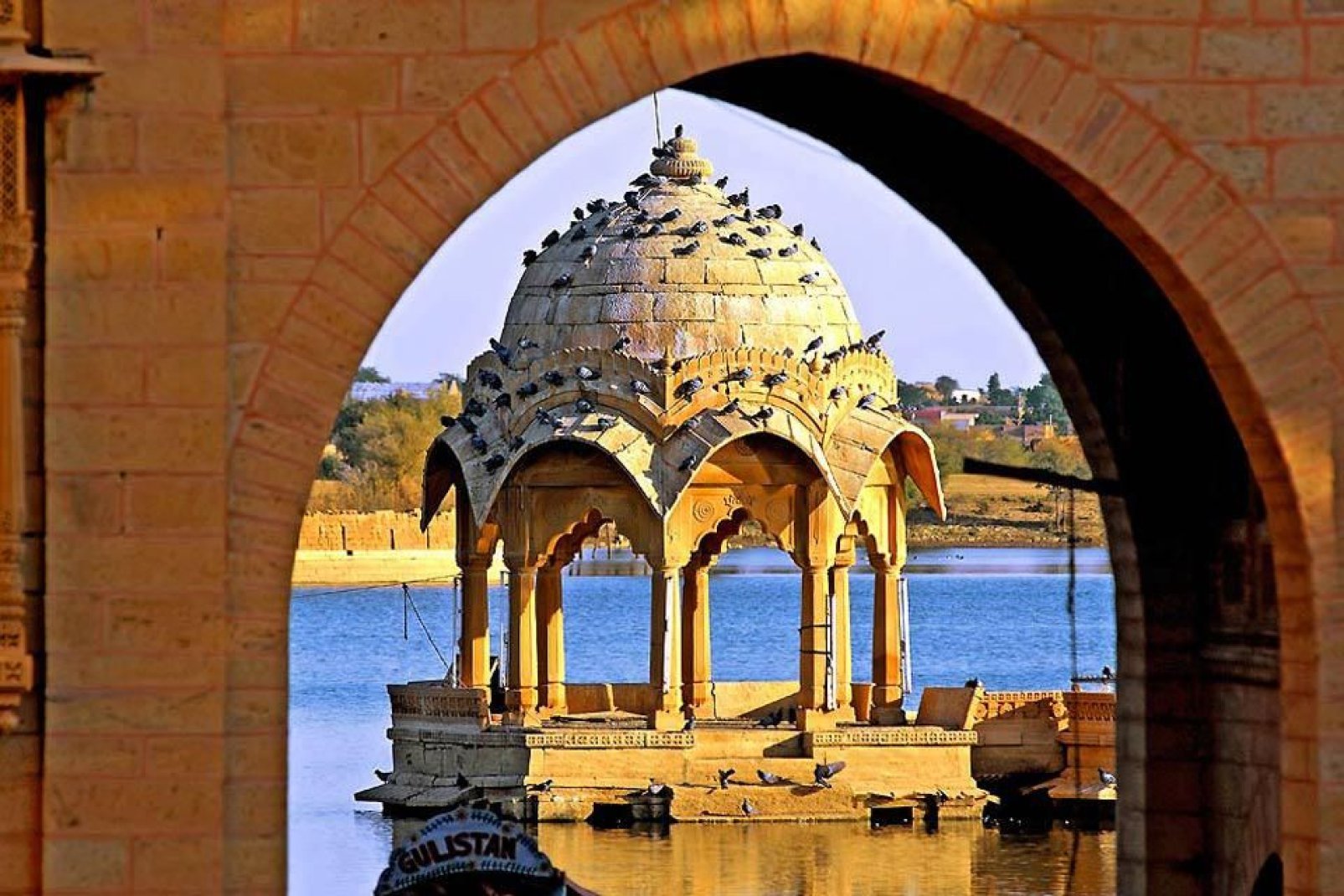 Aux portes du désert de Thar, avec les architectures médiévales traditionnelles de ses temples et de ses palais, Jaisalmer, la ville d'or, évoque réellement l'Inde des légendes.