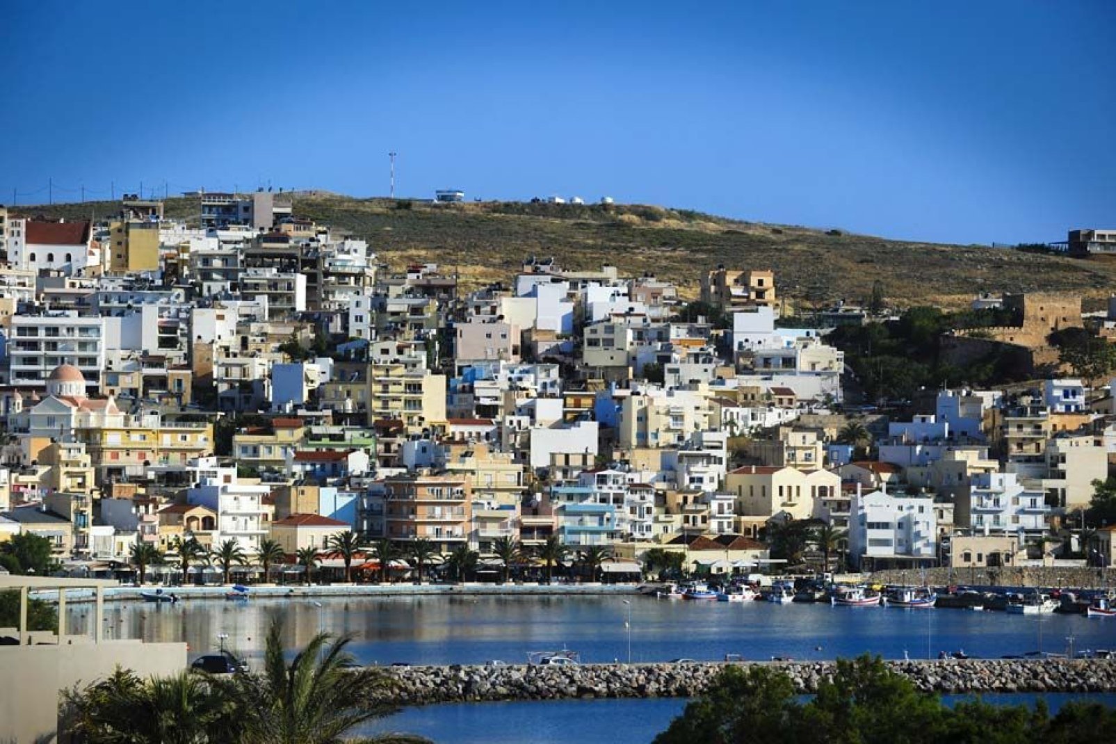 A l'est de la Crète et 75km d'Agios Nikolaos, Sitia est une ville paisible et balnéaire.