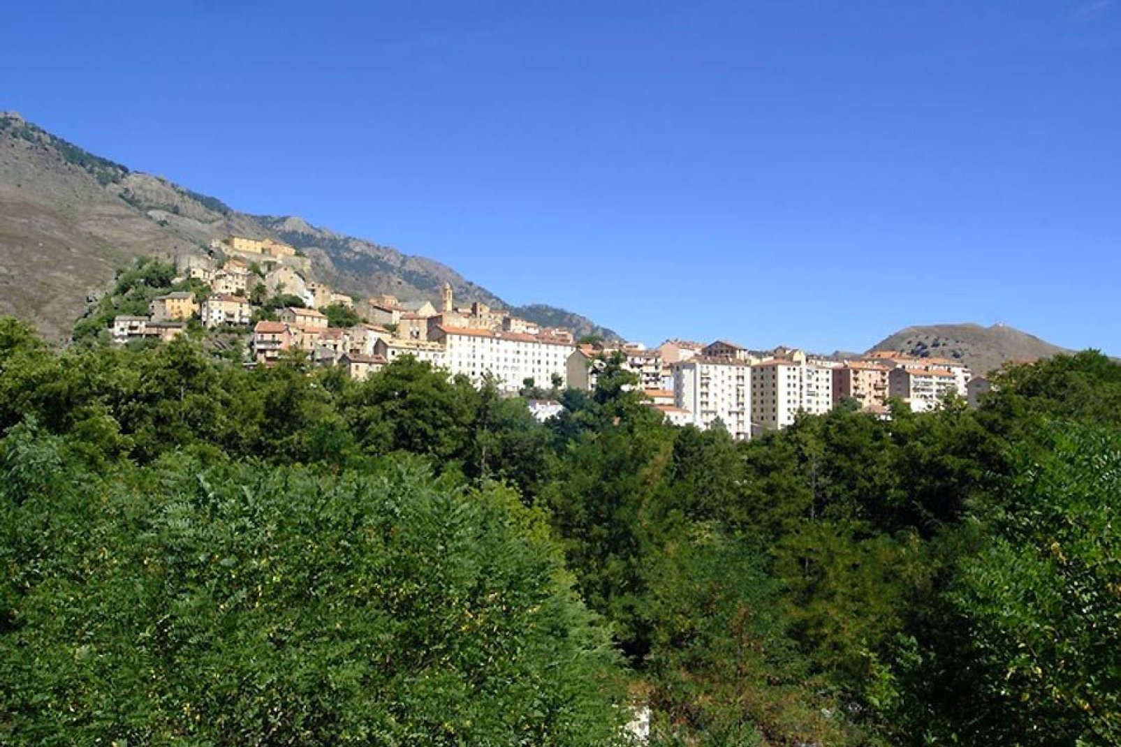 Corte se encuentra en el centro de Córcega, a 450 metros de altitud, entre Bastia y Ajaccio.