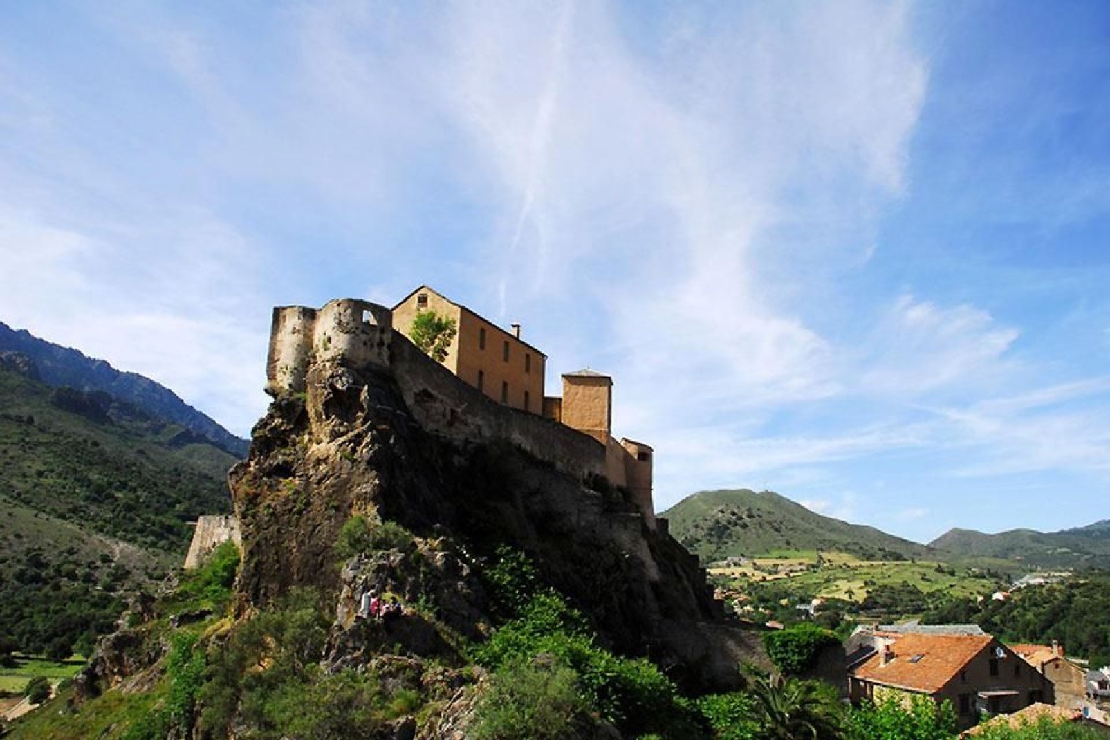Diese Zitadelle ragt auf dem höchsten Gebirge von Korsika empor.