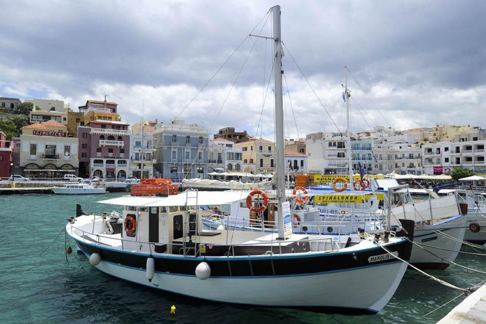 Es handelt sich mehr um einen Yachthafen, wo die Touristen in der Hochsaison mit Booten zur Insel Spinalonga fahren.
