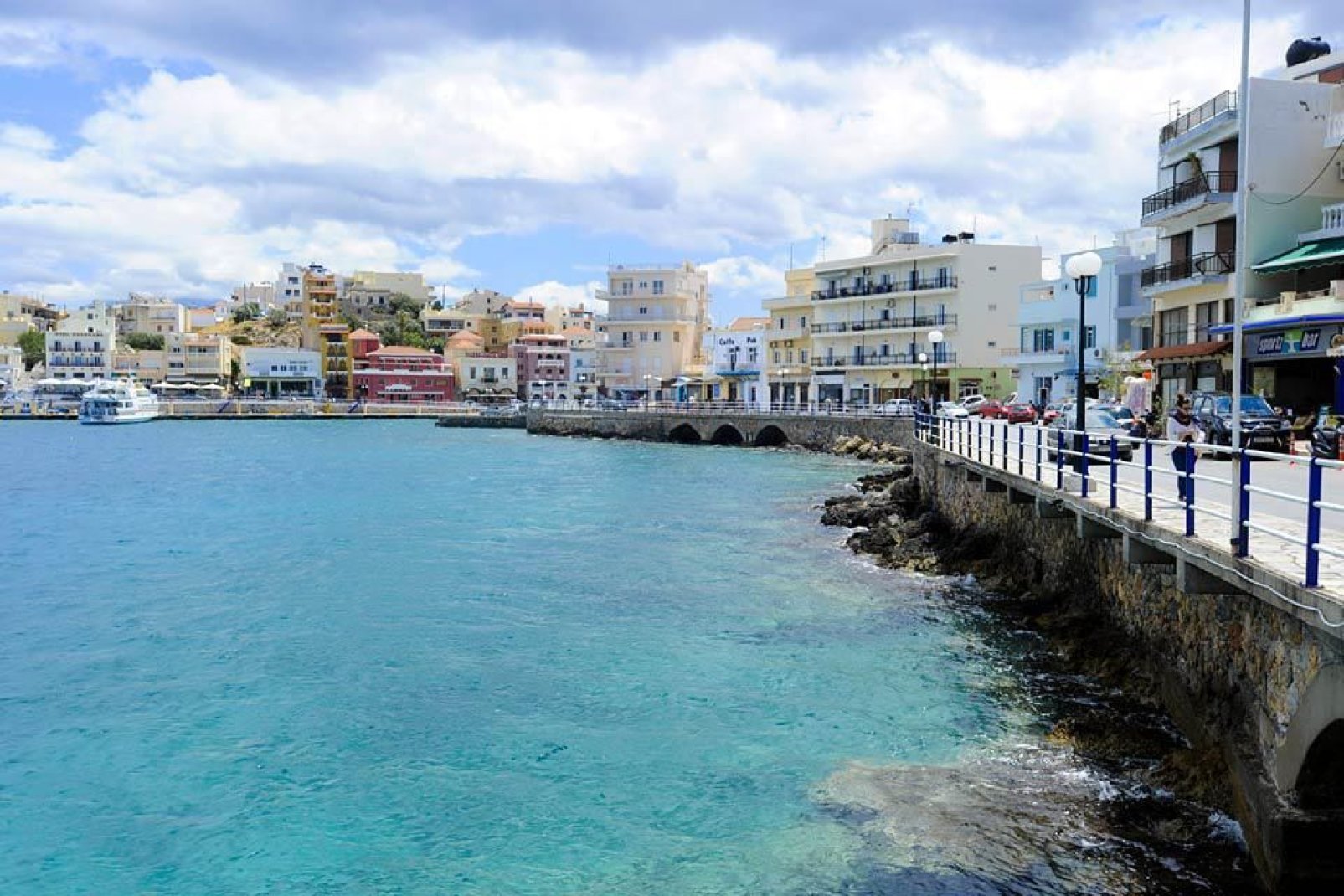 Agios Nikolaos se encuentra en el noroeste de la bahía más grande de Creta, la de Mirabello.