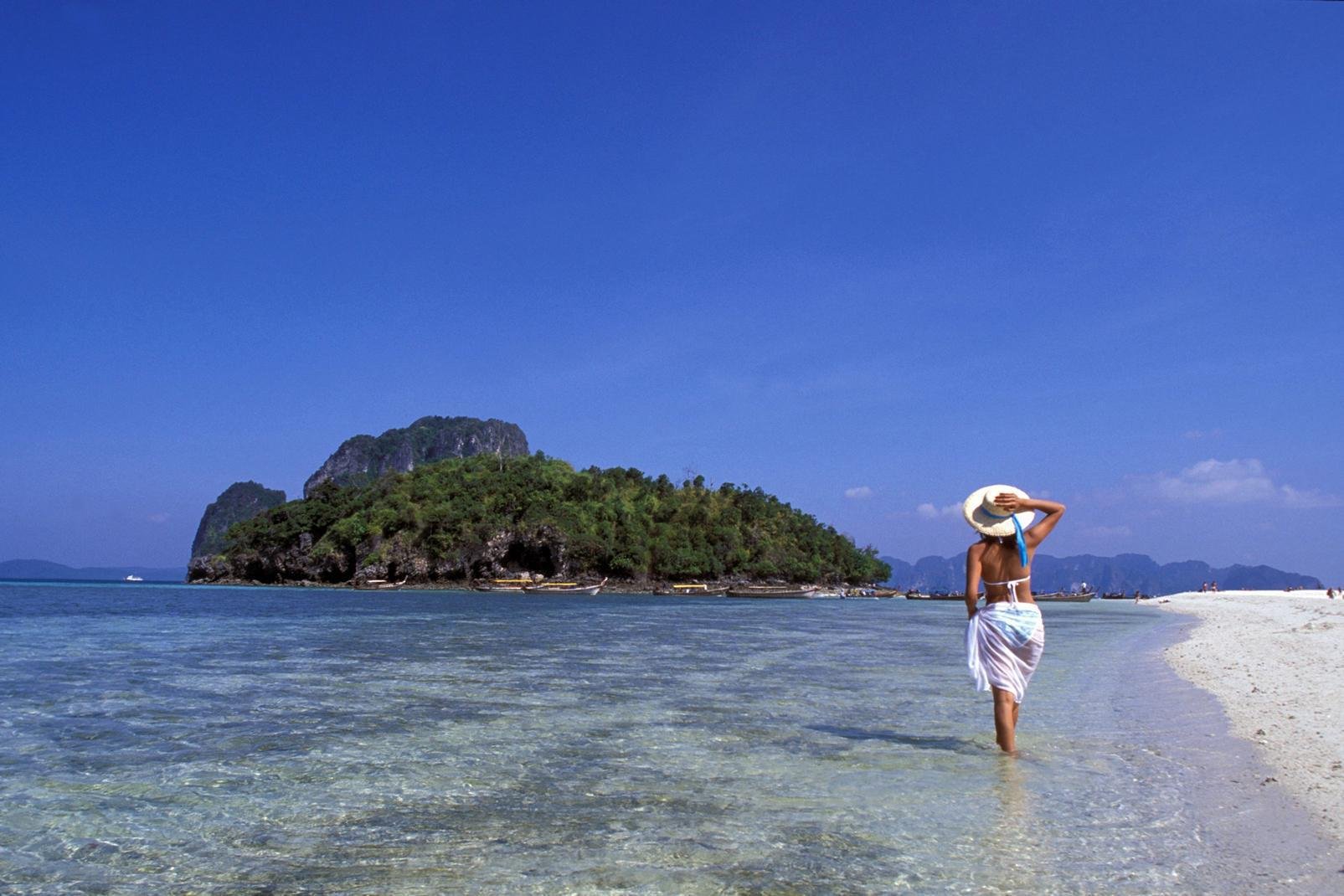 Située sur la côte sud thaïlandaise, face à la mer d'Andaman, la province de Krabi compte à son actif plus de 150 îles. De magnifiques paysages se dessinent grâce à ses immenses formations karstiques. Toute la côte en est pourvue et offre souvent un incroyable spectacle. Côté balnéaire, le littoral de Krabi est tout simplement superbe : sable fin et eaux transparentes à des températures hallucinantes. ...