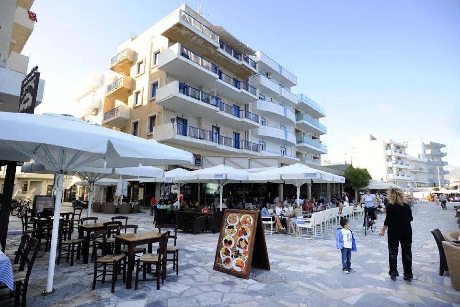 Une promenade  longe le bord de mer aménagé de terrasses de bars et de restaurants.