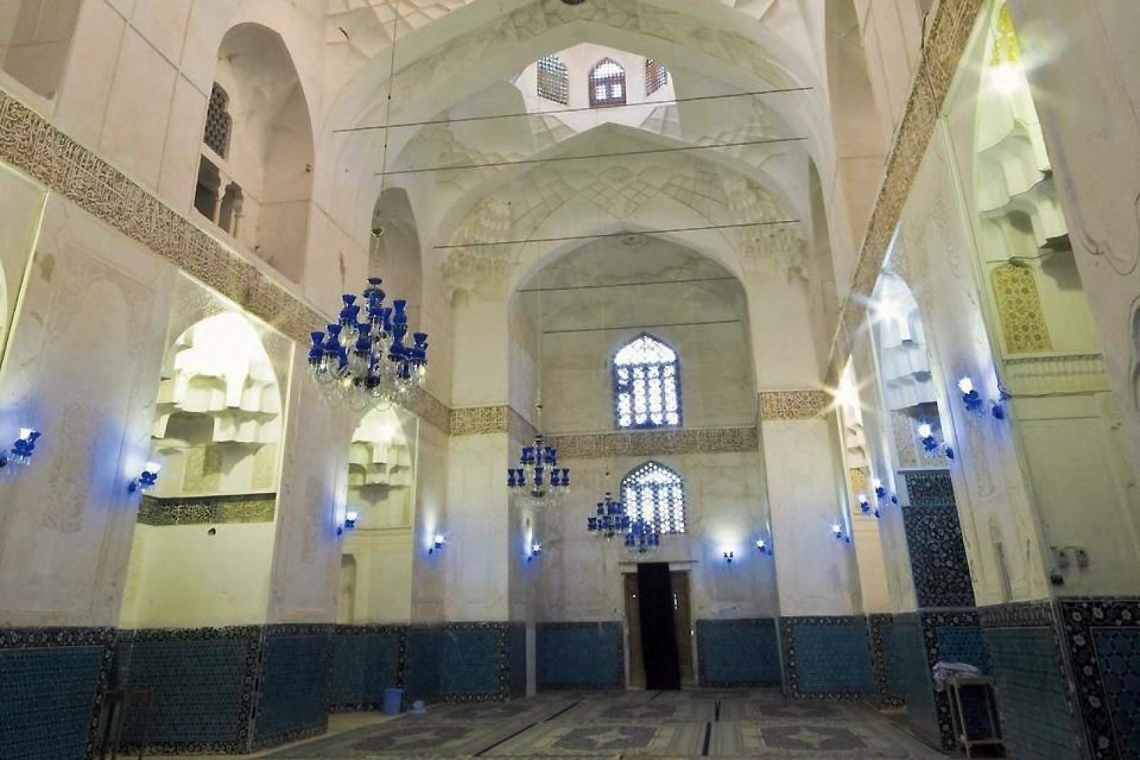 Kerman befindet sich etwas abseits der traditionellen Touristenorte. Man sollte dieser Stadt jedoch einen Besuch abstatten, um die zahlreichen Moscheen aus verschiedenen Zeitepochen zu entdecken.