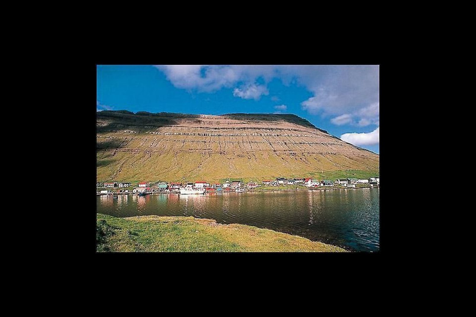 Klaksvík è la seconda città più importante delle isole Fær Øer, situata sull'isola di Bordoy. La città possiede un grande porto peschereccio.