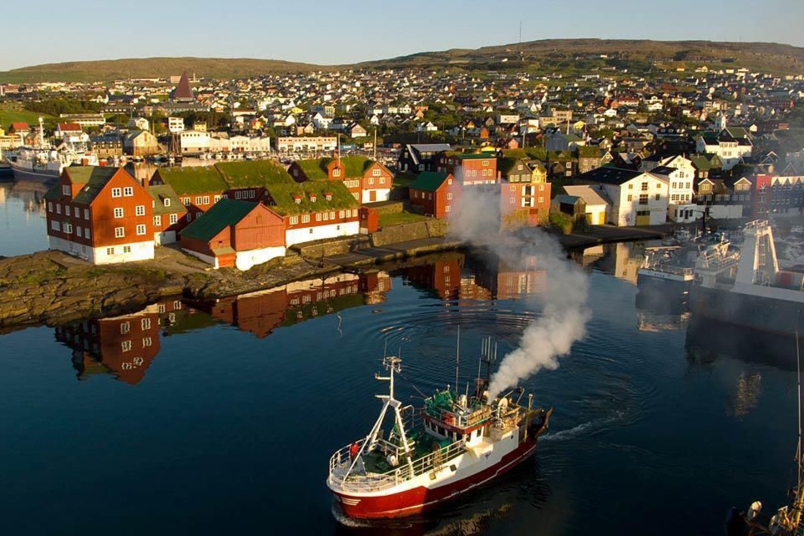 Die Hauptstadt Torshavn ist die grte Insel des Archipels. Sehenswert sind das Historische Museum, der botanische Garten oder auch die Kathedrale.