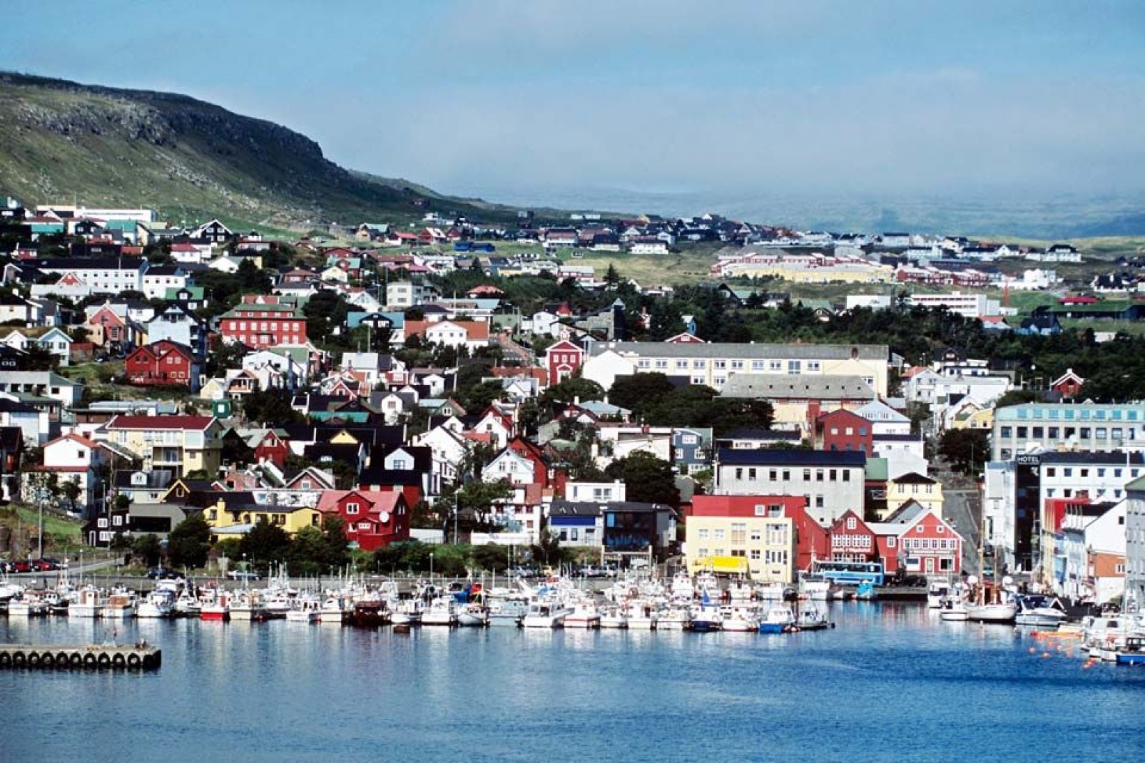 Torshavn ist eine Stadt mit den typischen bunten Husern des Archipels.