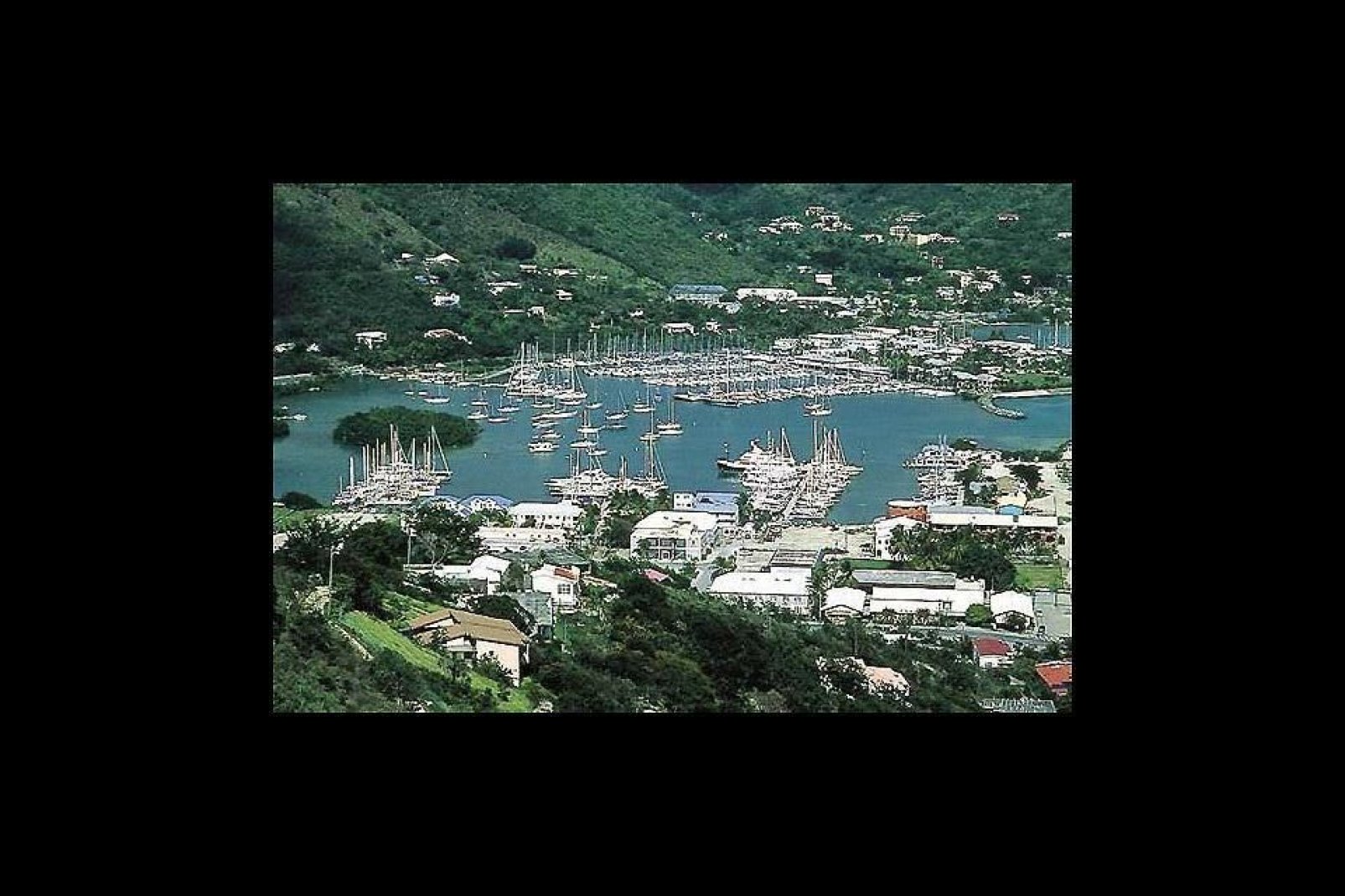 Road Town ist die Hauptstadt des Archipels und liegt auf der Insel Tortola. Der Hafen dient als Ablegestelle fr zahlreiche Fhren und Kreuzschiffe.