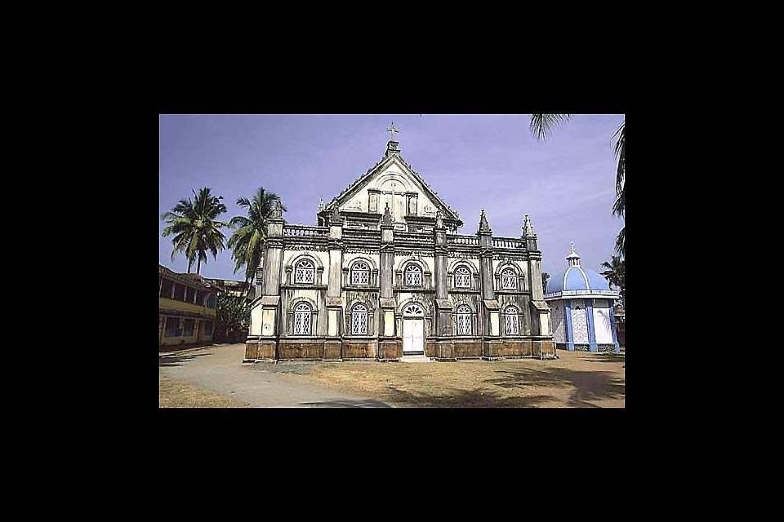 This baroque-style basilica dates back to 1887. It was destroyed by the English in 1785.