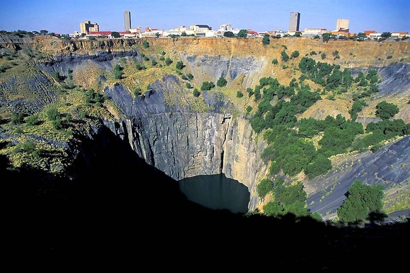 El Big Hole es una antigua mina de Kimberley. En el siglo XIX un niño descubrió el diamante Eureka, lo que desató una auténtica fiebre por ese mineral.