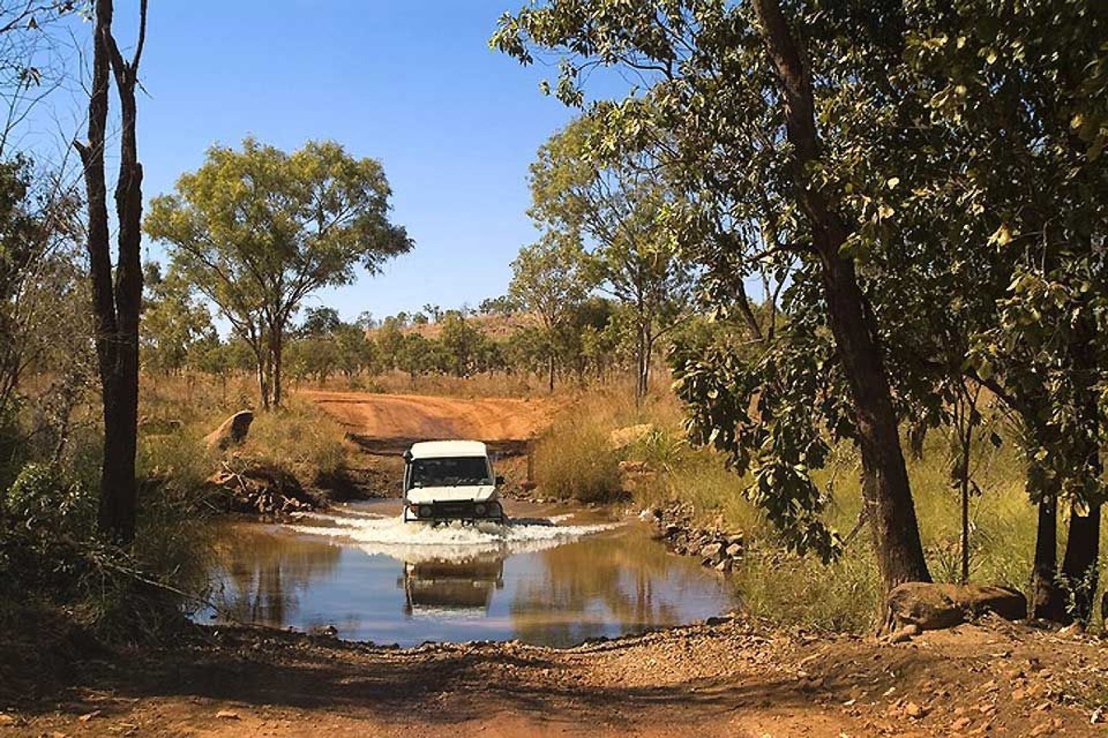 The Gibb River Road is one of Kimberley's main attractions, giving visitors the opportunity to dive into a scenery of spectacular gorges, rock pools, and extraordinary waterfalls.