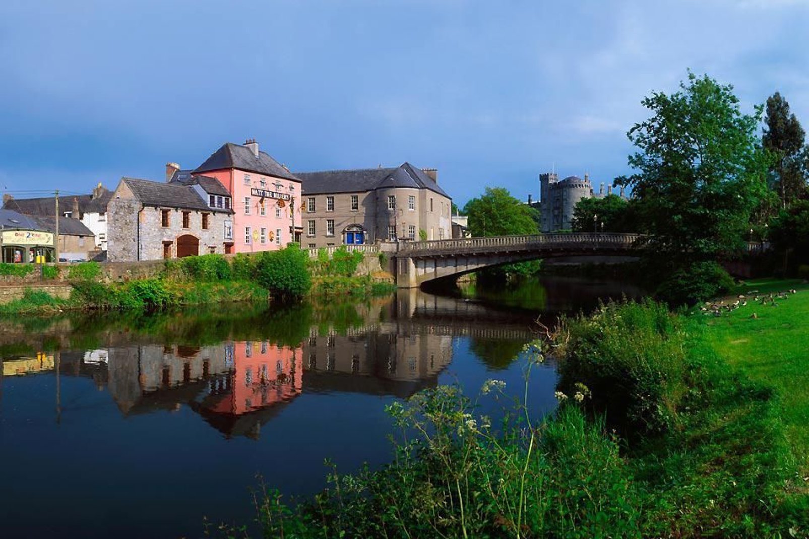 Fotos dieser Art geben das idyllische Ambiente von Kilkenny wider - eine kleine ruhige Stadt am Rande eines Flusses.