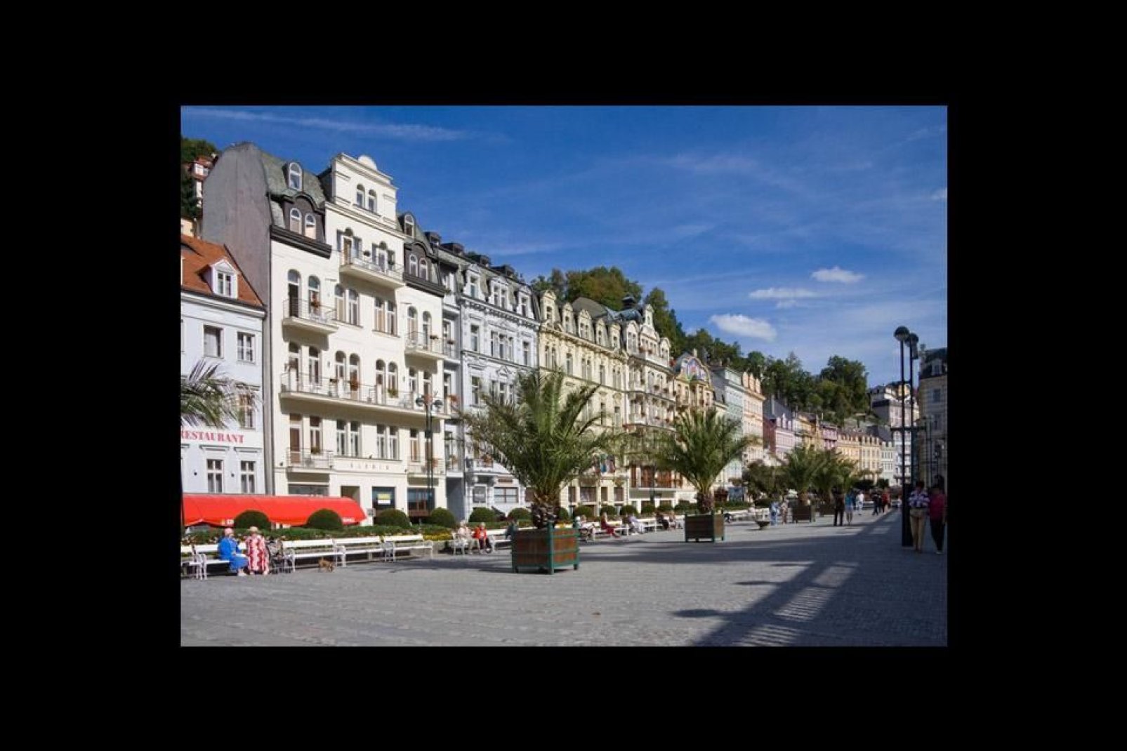 Ein Platz in Karlovy Vary, oder Karlsbad. Diese Stadt wurde an einer Mineralquelle errichtet.
