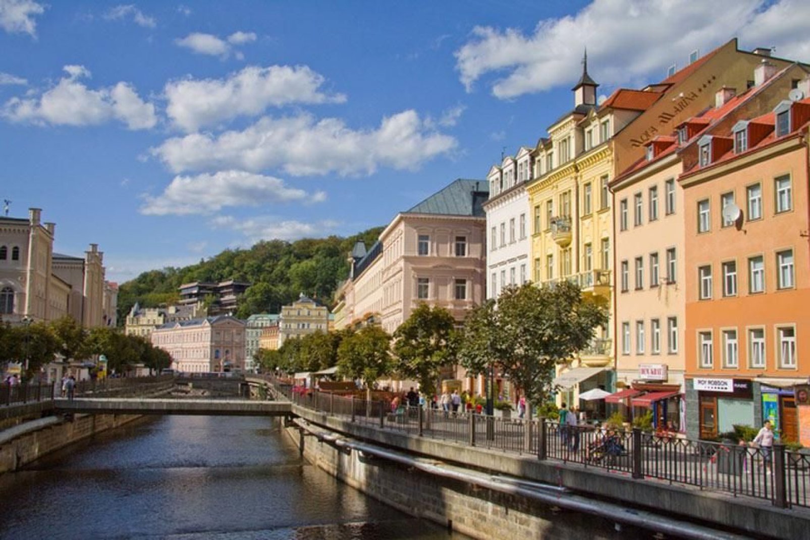 Die Stadt Karlovy Vary ist nach dem böhmischen König und Herrscher des Hl. Römischen Reichs Karl IV benannt, der die Stadt 1370 gründete.