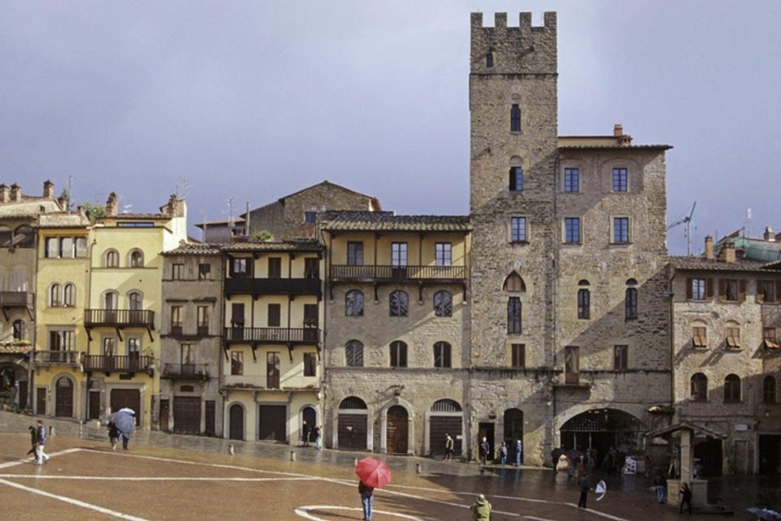 La plaza más hermosa de Arezzo, rodeada de numerosos edificios de gran importancia cultural. A la derecha de la imagen se encuentra el palacio Lappoli.
