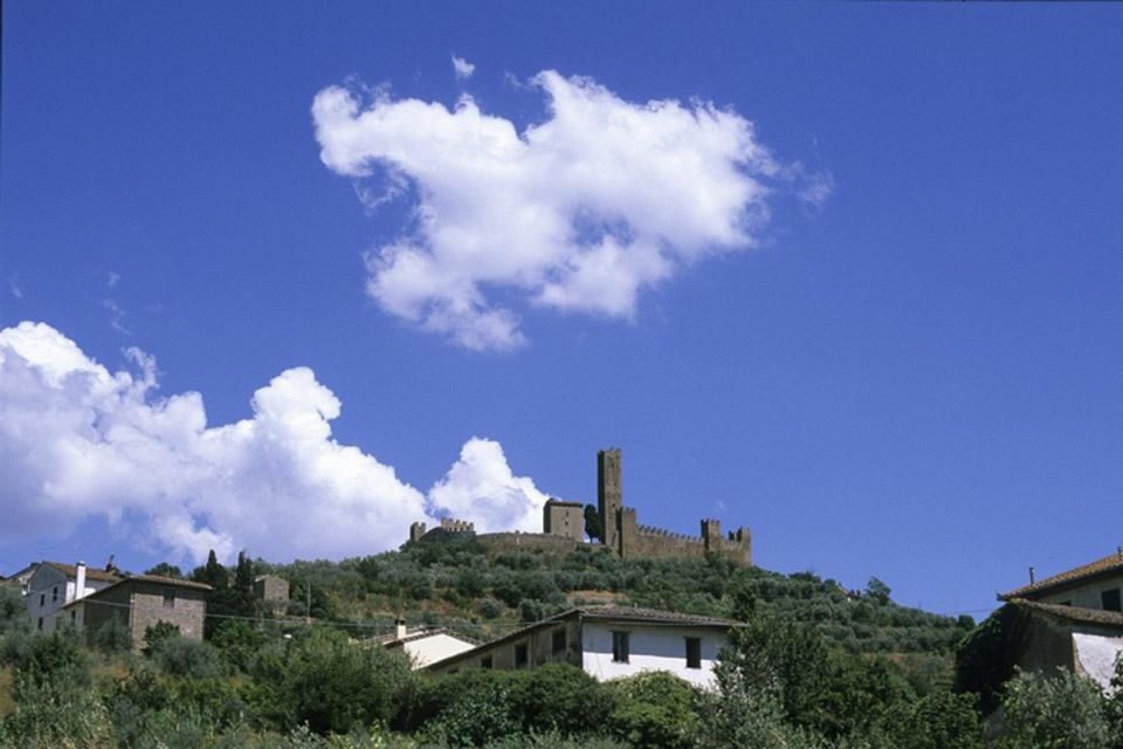 El paisaje de la región de Arezzo está sembrado de numerosas iglesias parroquiales, castillos y burgos medievales. Entre ellos, destaca por su belleza Poppi, uno de los burgos más hermosos de Italia.