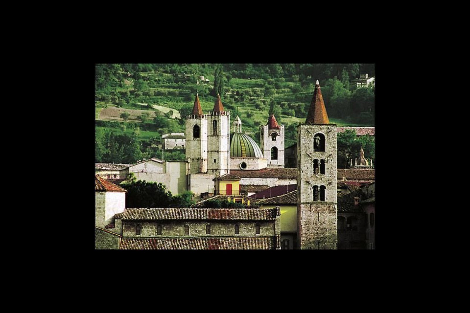 Die Kirche Heilige-Francois ist eines der besten Beispiele der franziskanischen Architektur in Italien und innerhalb der mittelitalienische Region der Marken.