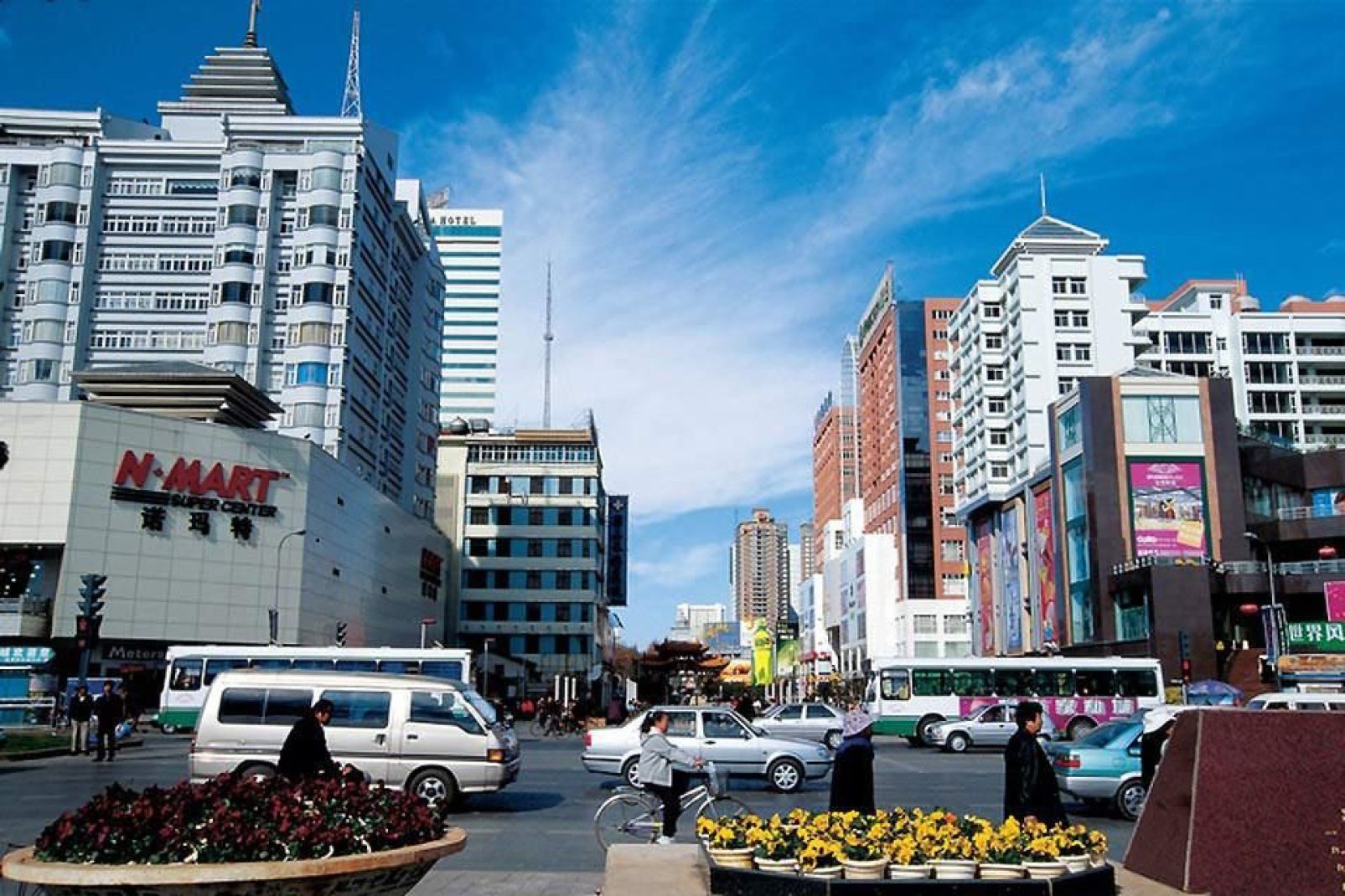 Kunming wird auch als "Stadt des ewigen Frühlings" bezeichnet und ist von moderner Architektur geprägt.