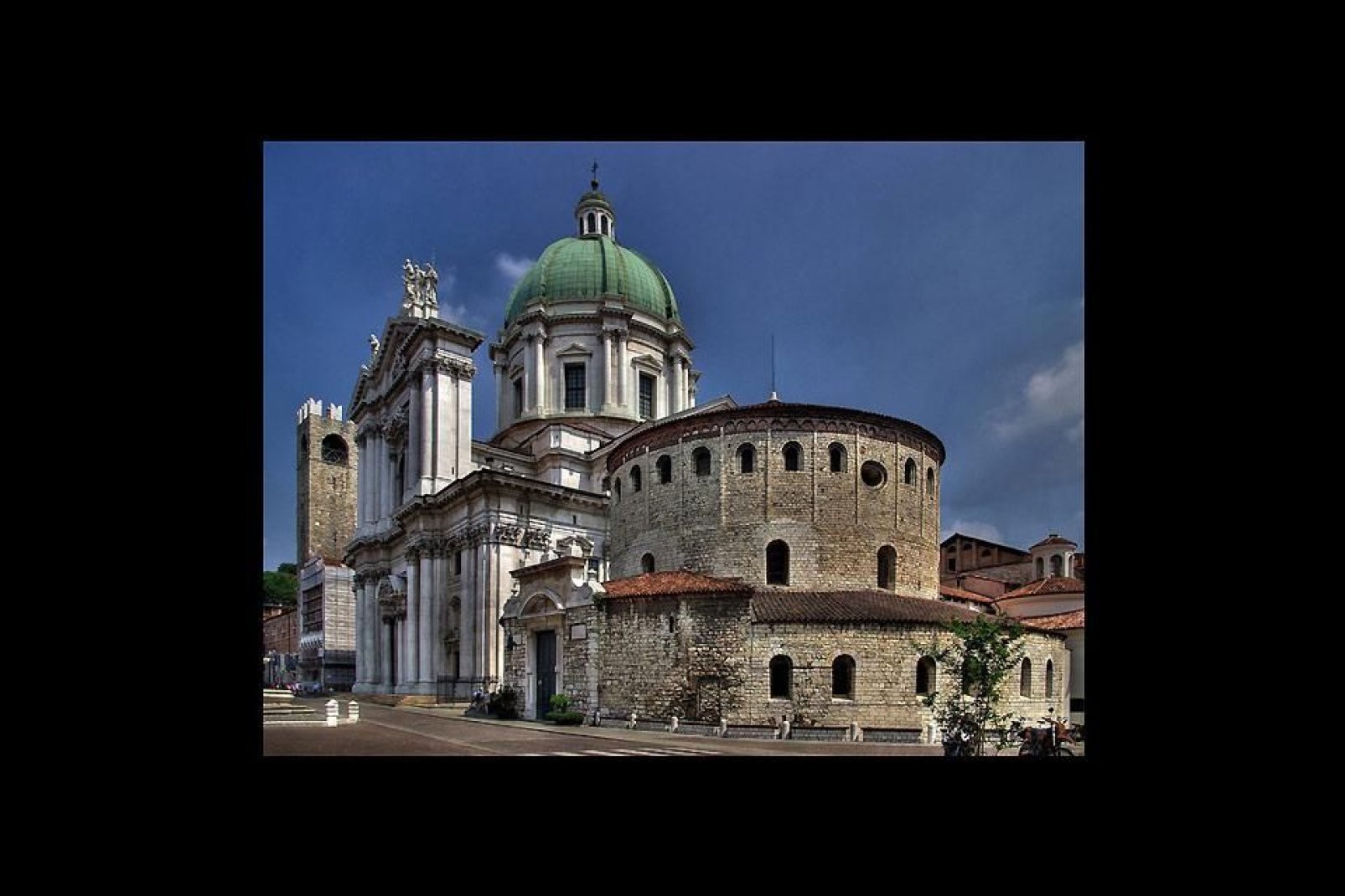 Der Alte Dom ist die Konkathedrale von Brescia. Seine Konstruktion wurde im 11. Jahrhundert über der alten Basilika begonnen, deren ursprüngliche romanische Baustruktur intakt geblieben ist.