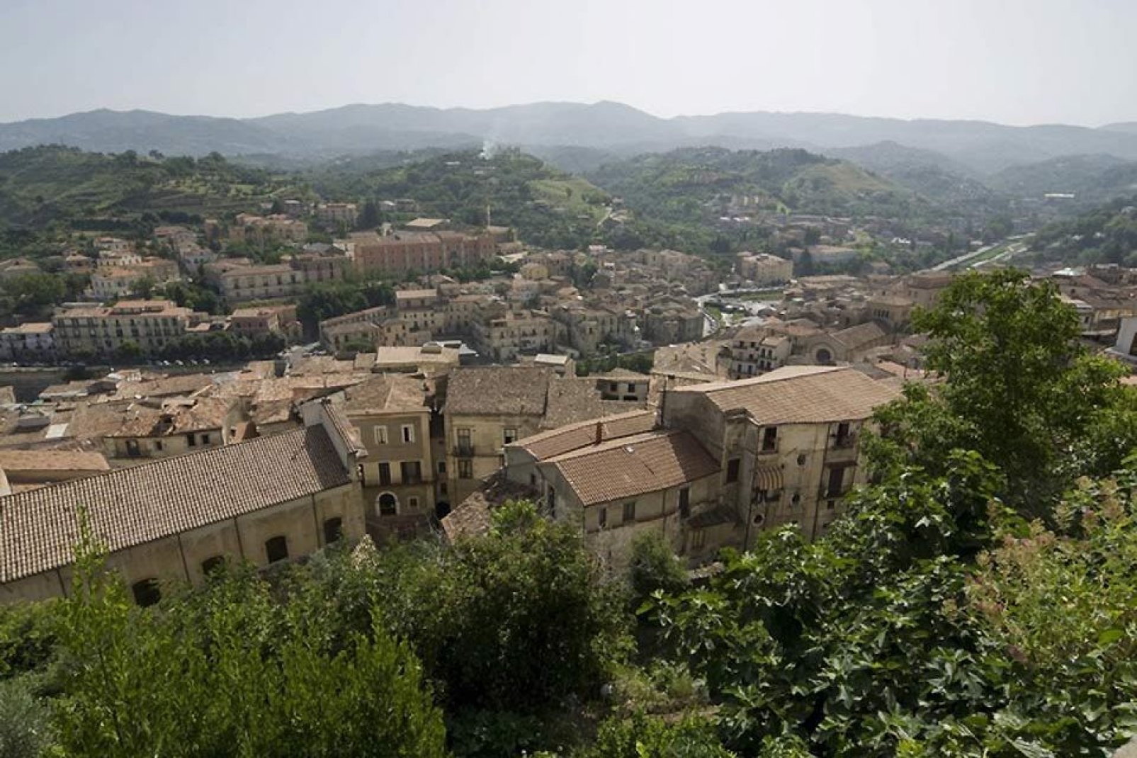 Cosenza se erige en el valle del río Crati, sobre siete colinas; el centro de su casco antiguo conserva su aspecto medieval.