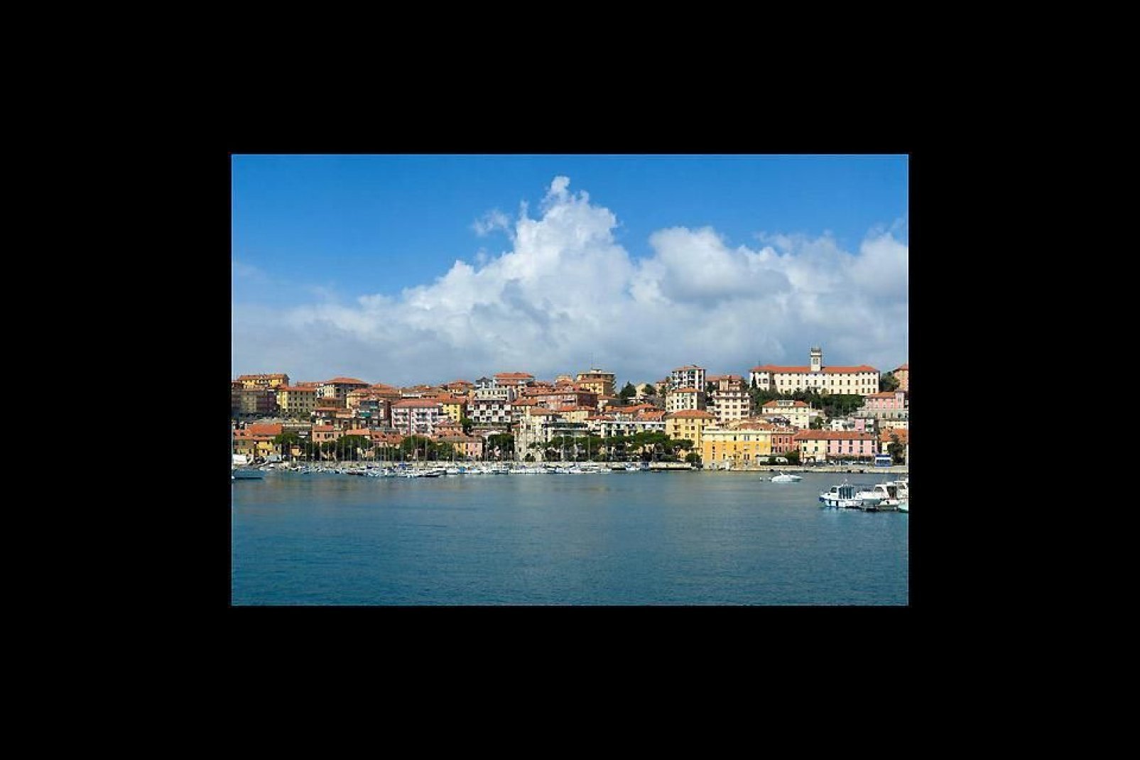 Imperia verfügt über eine vorteilshafte Lage an der berühmten Riviera dei Fiori, jene Küste, die von Capo Cervo bis zur französischen Grenze reicht.