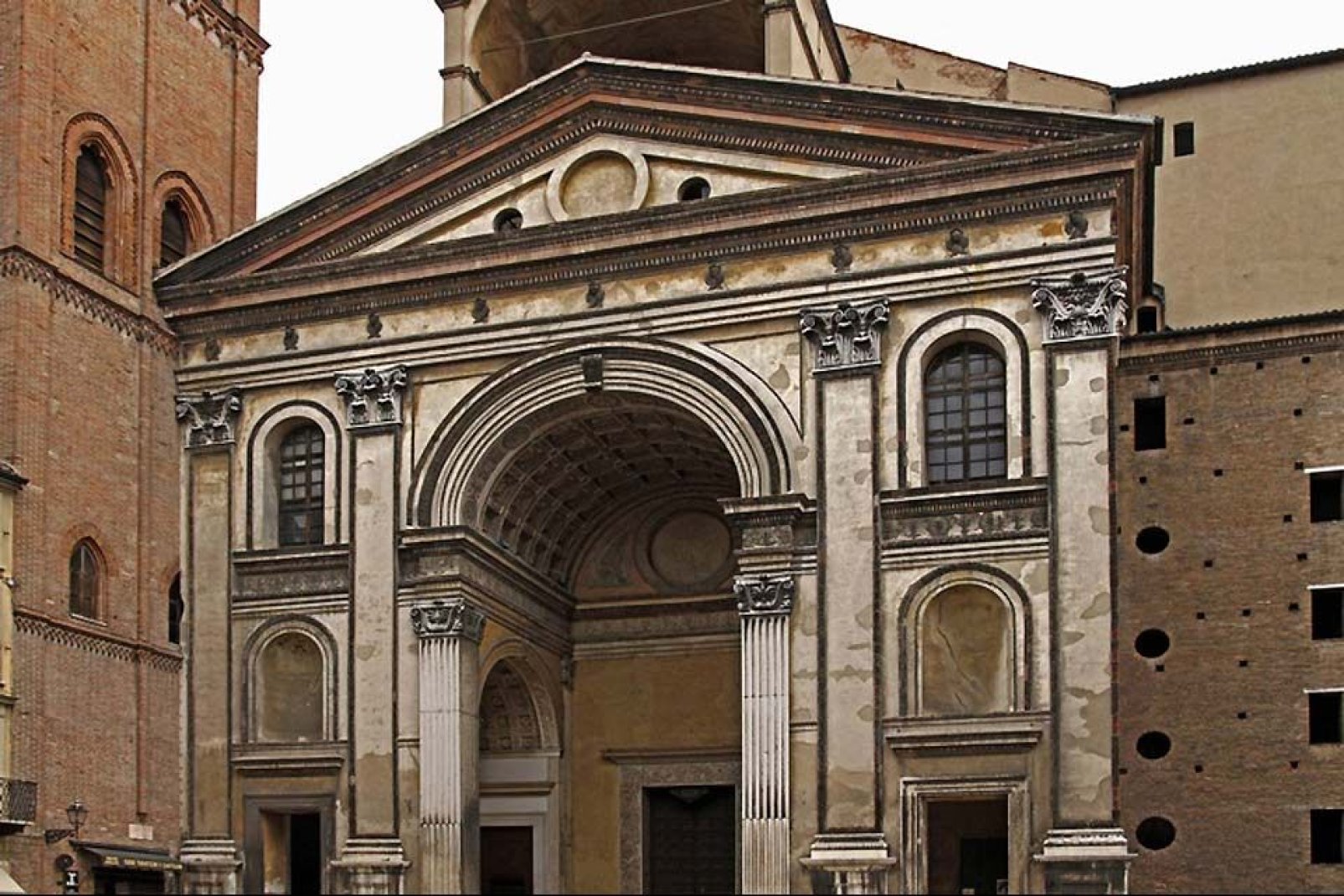 La basílica co-catedral de San Andrés es la iglesia más grande de Mantua: es una obra de Gian Battista Alberti.