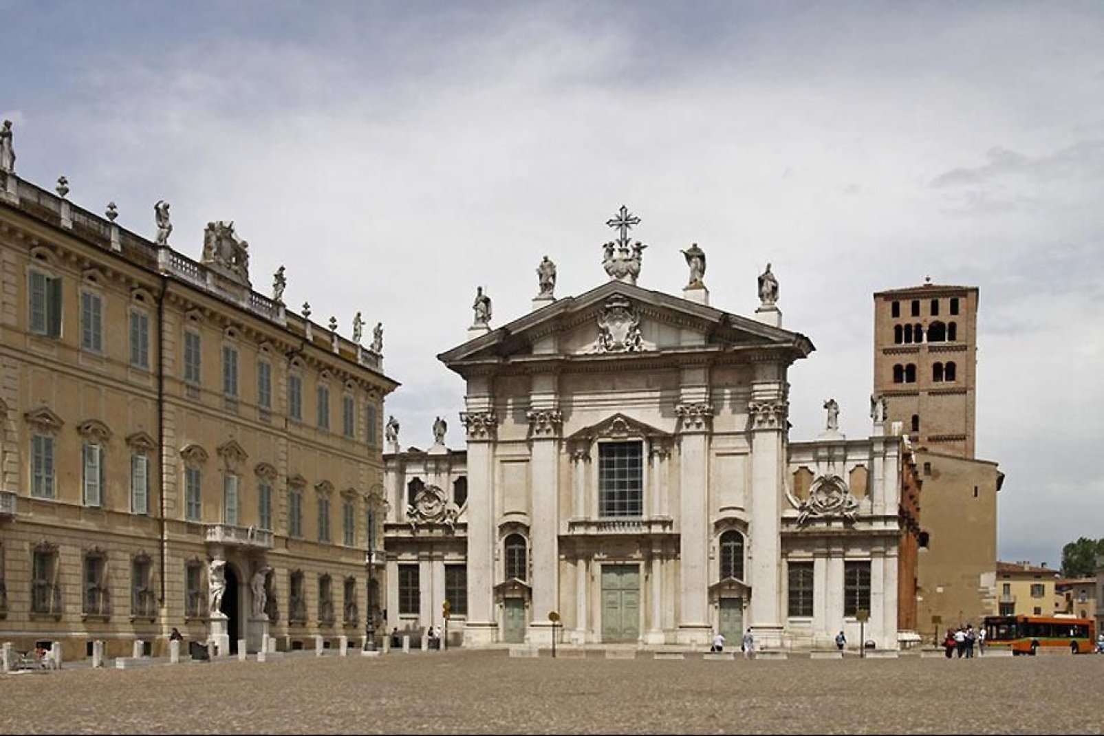 La façade de la Cathédrale Saint-Pierre sur la Piazza Sordello, très évocatrice et ancien centre de la vie politique, mondaine et religieuse de Mantoue