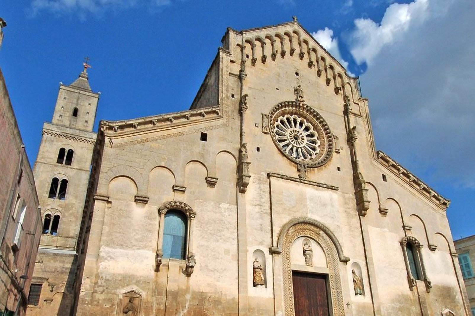 Built on the highest spur of the "Civita" which separates the two "Sassi", the 18th century Matera Cathedral was built in the Roman style typical of the Apulia region. 