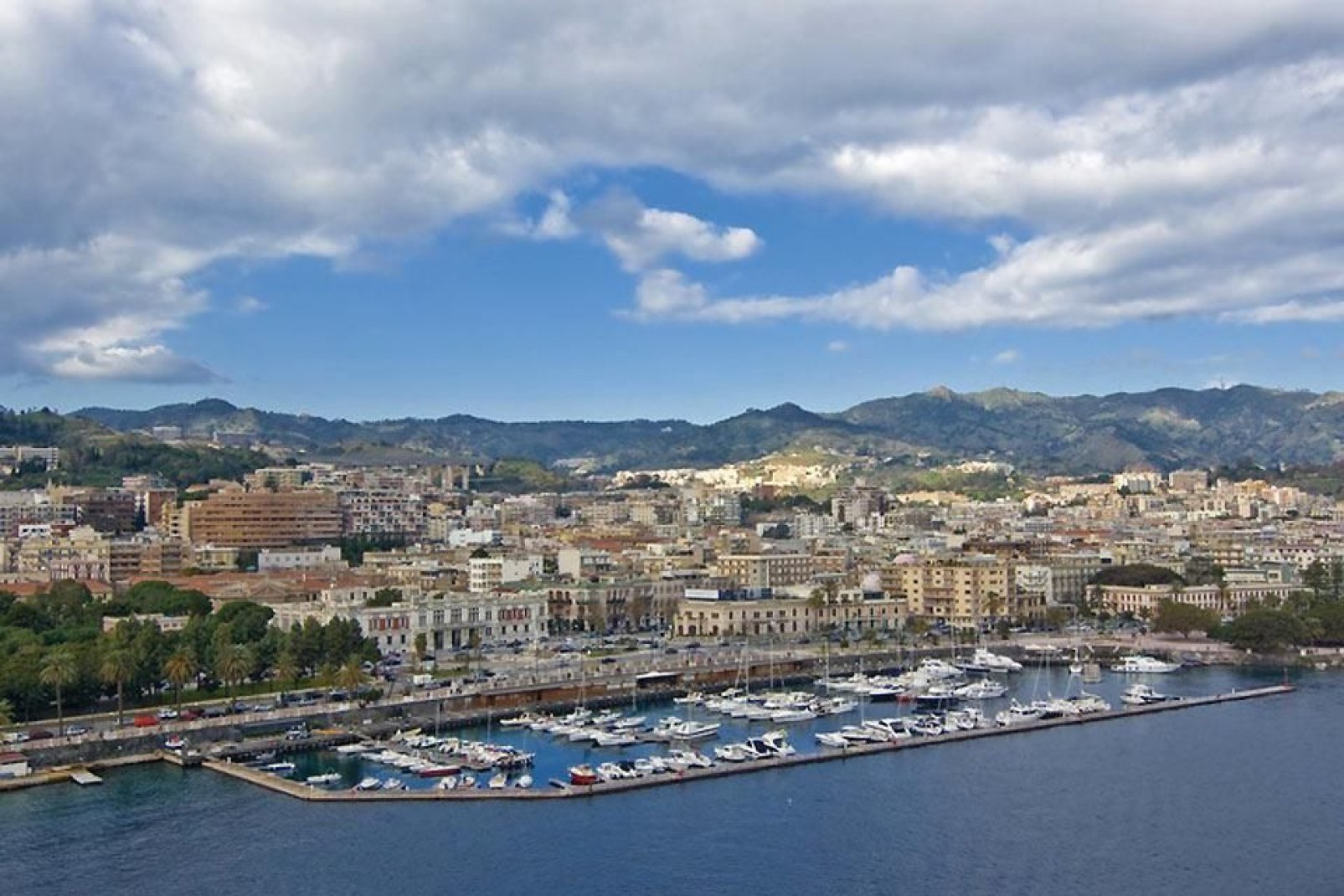 Il porto della città di Messina è il primo in Italia per numero di passeggeri in transito e sesto per traffico crocieristico.