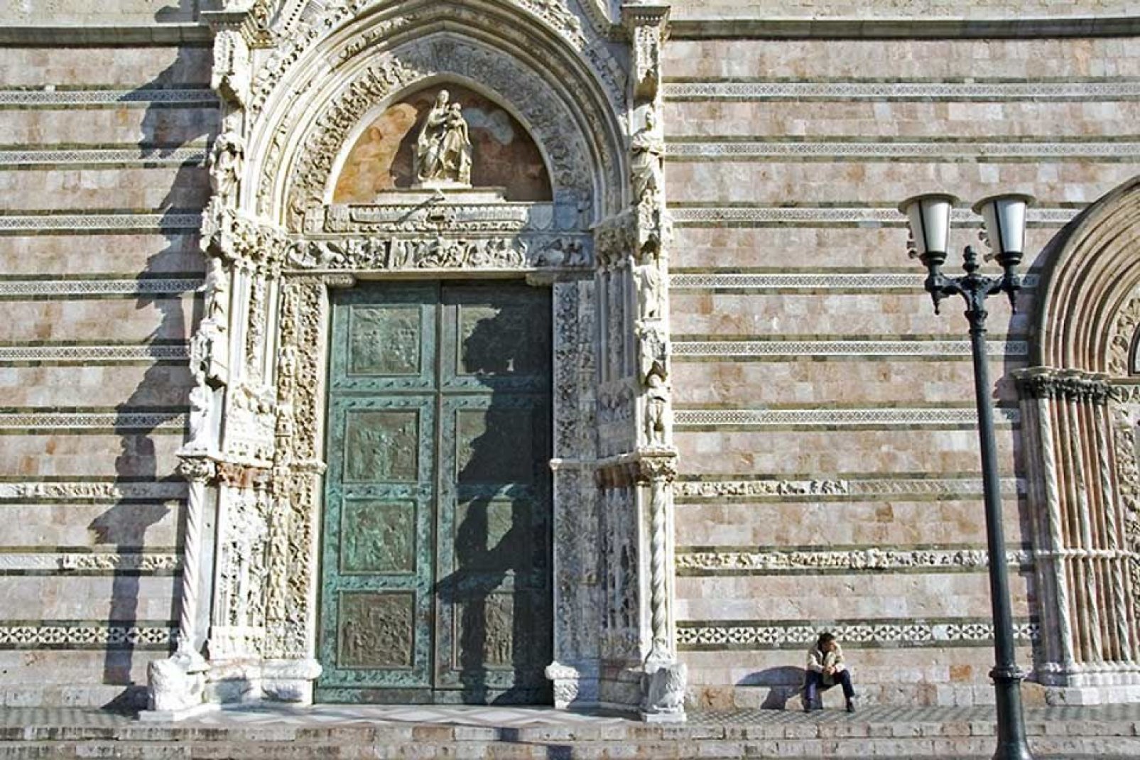 La fachada conserva elementos de gran valor, como el magnífico portal gótico, los bajorrelieves y las ventanas del siglo XV.