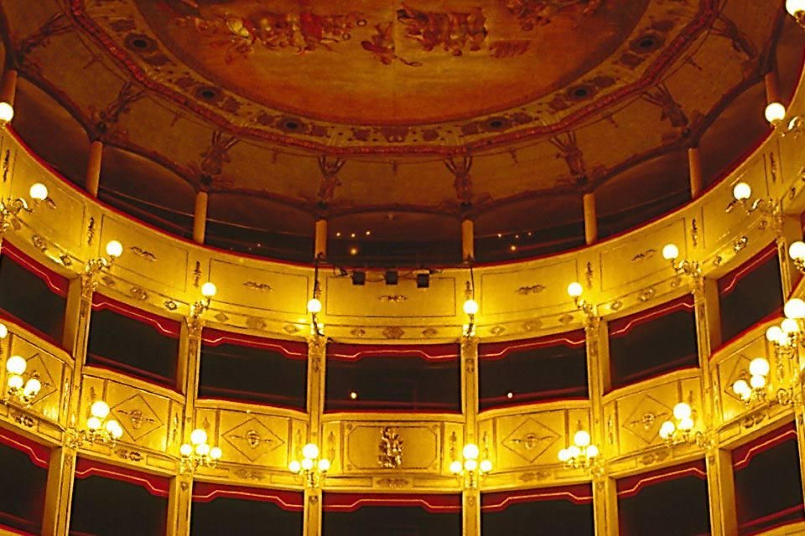 L'inauguration eut lieu le 26 janvier 1881 en présence du roi Humbert Ier, du prince Amédée et de la reine d'Italie, qui assistèrent à une représentation de la Traviata.