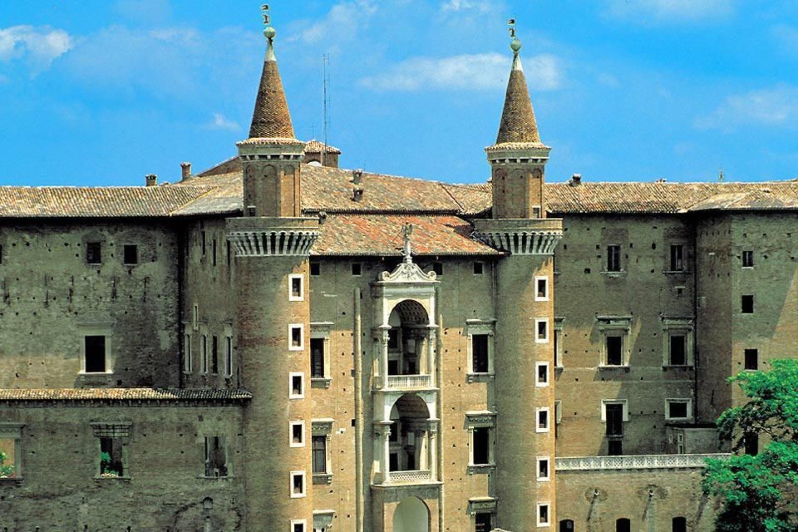 Il Palazzo Ducale di Urbino è uno dei più interessanti esempi architettonici ed artistici dell'intero Rinascimento italiano.