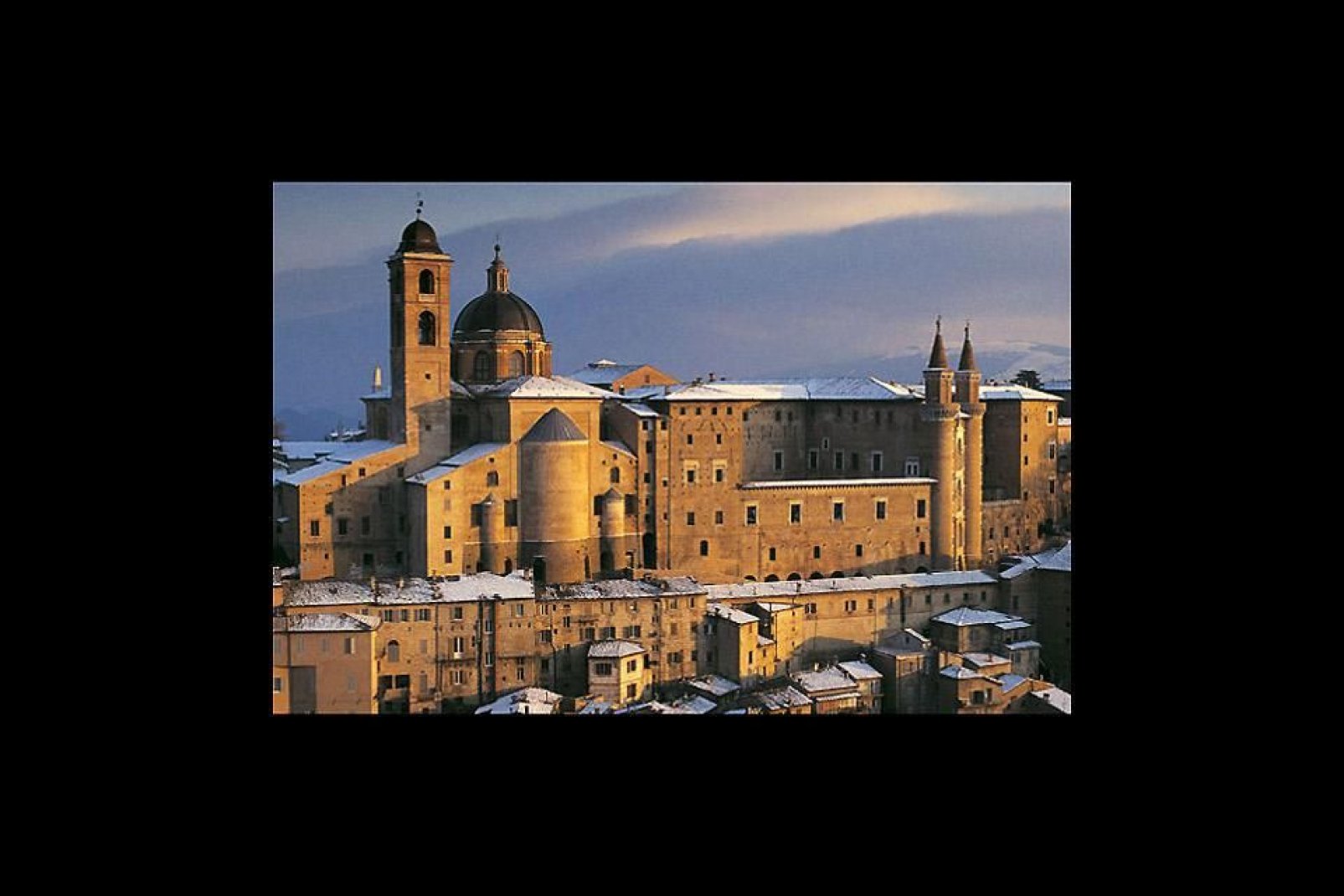 Urbino, con su rico pasado repleto de arte y de historia, ha sabido conservar numerosos e importantes monumentos: su casco histórico fue declarado Patrimonio de la Humanidad por la Unesco.