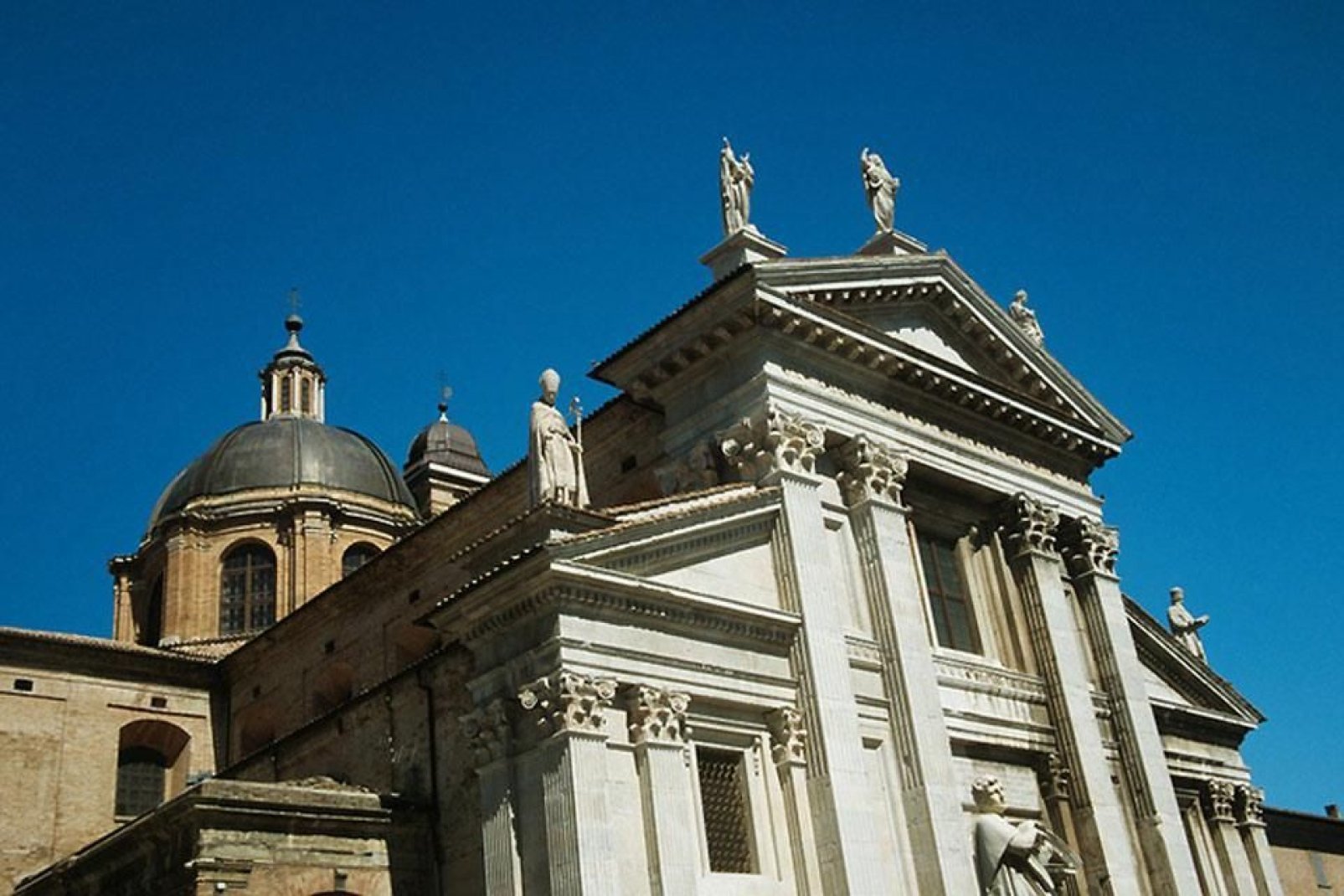 Il Duomo di Urbino, dedicato a Santa Maria Assunta, fu ricostruito in seguito ad un terremoto che nel 1789 distrusse l'antica Chiesa