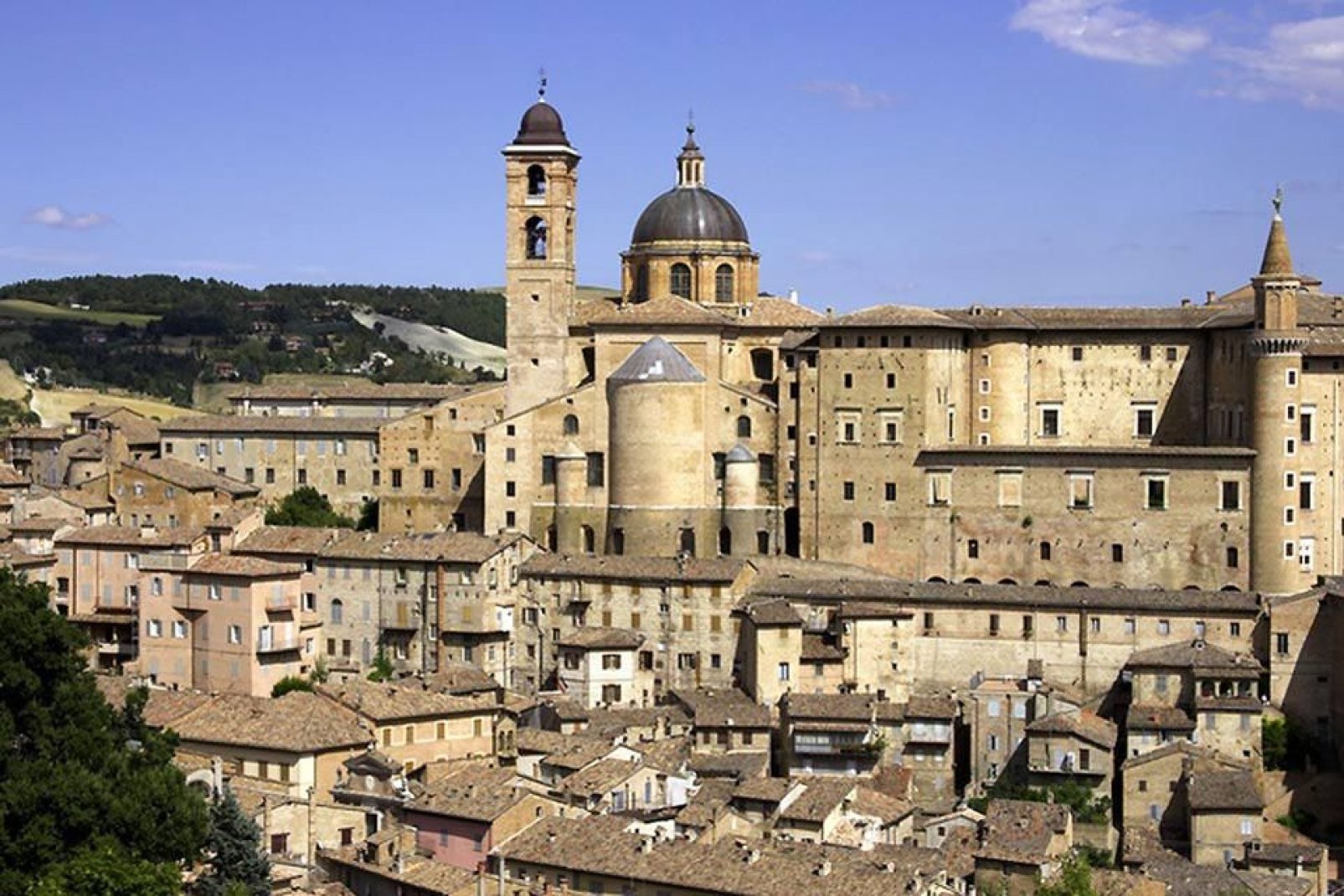 Urbino doit un grand nombre de ses merveilles artistiques au mécénat de la famille Montefeltro, qui avait l'une des cours nobiliaires les plus raffinées de l'Italie de la Renaissance.