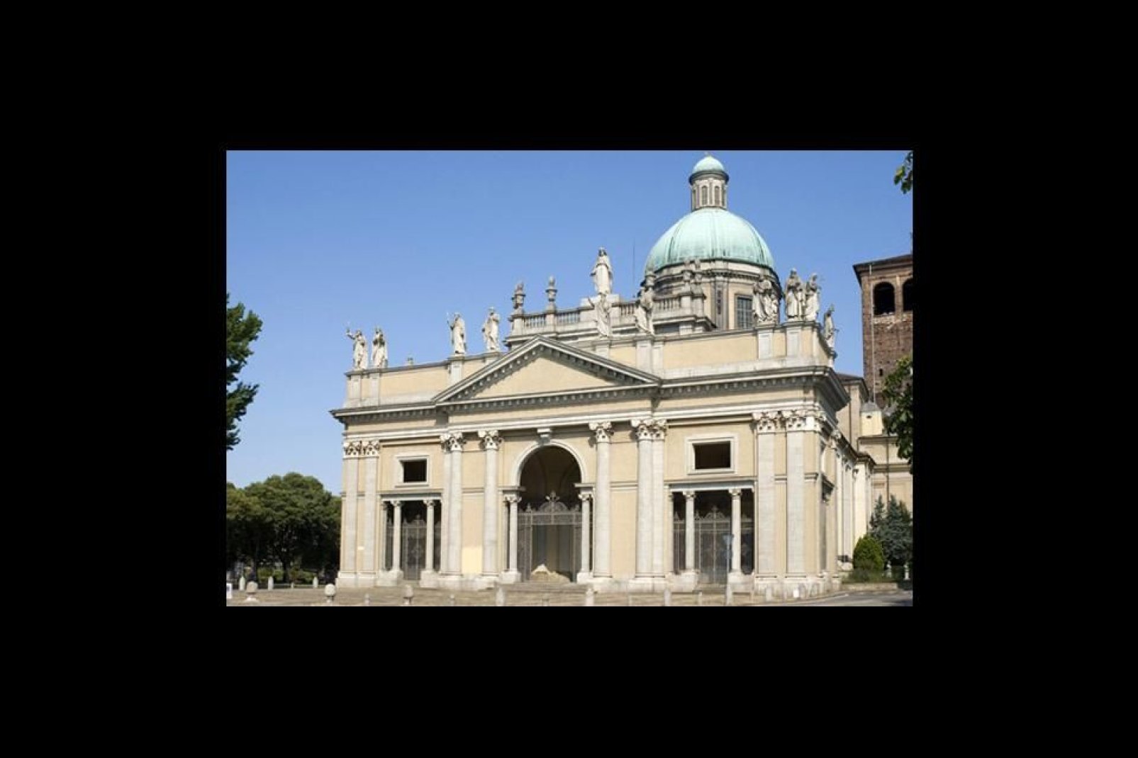 La cattedrale di Vercelli si trova in piazza Sant'Eusebio, santo patrono della città.
