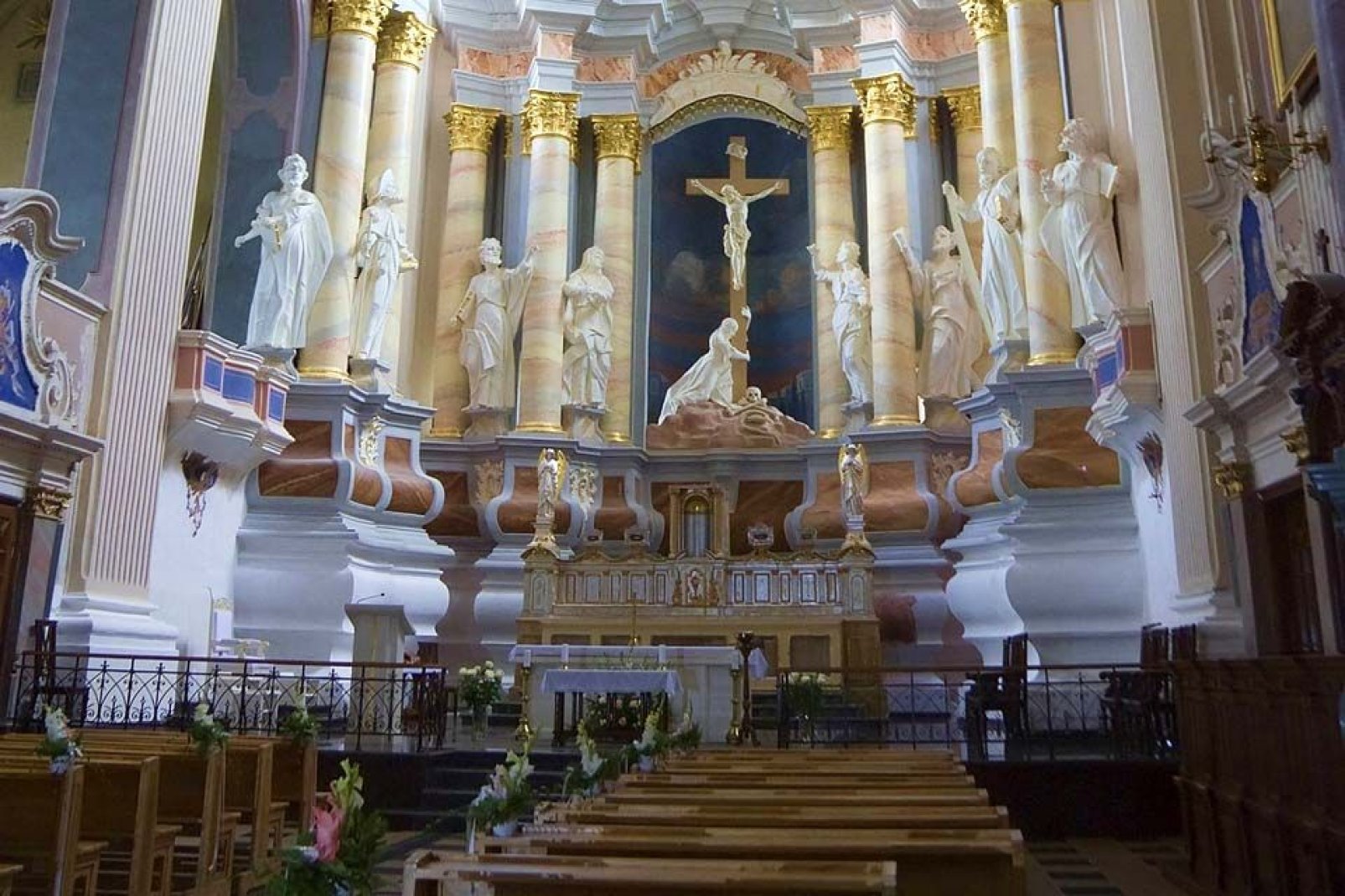 Die Kirche mit ihrem lateinischen Kreuz ist ein bemerkenswertes Beispiel fr den gotischen Baustil, bei dem Ziegel als Bausubstanz verwendet werden.