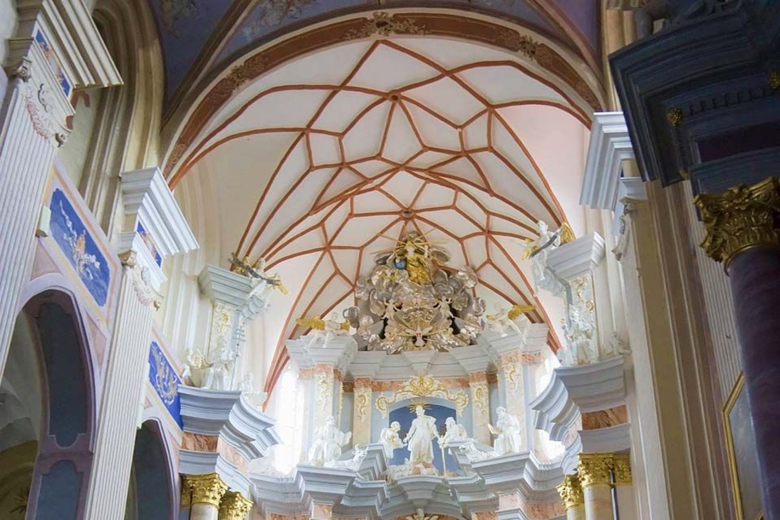 Die Vytautas-Kirche ist lichtdurchflutet und besitzt ein typisches, sternfrmiges Gewlbe.