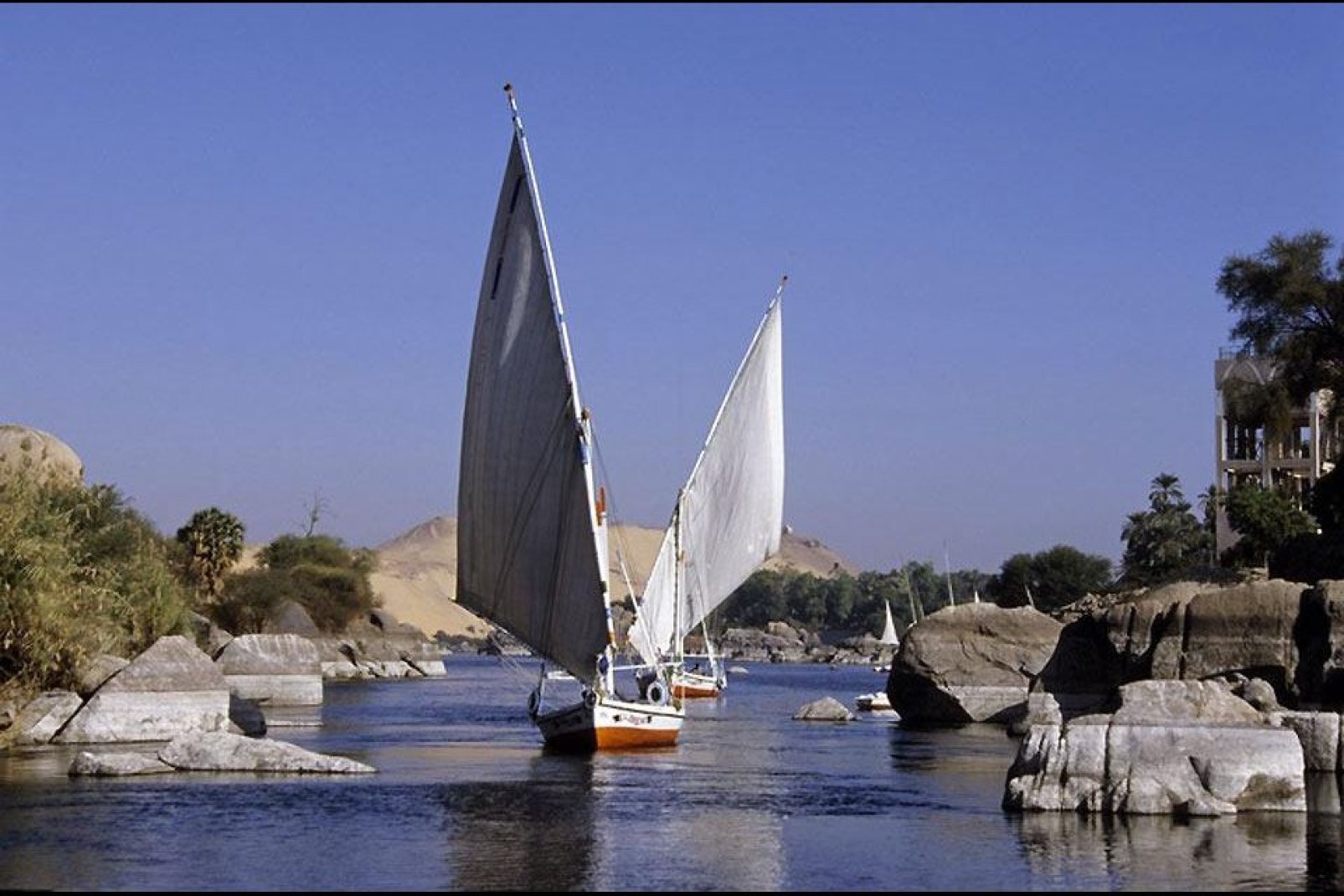 Symboles du fleuves, des felouques se fraient un passage dans la première cataracte du Nil.