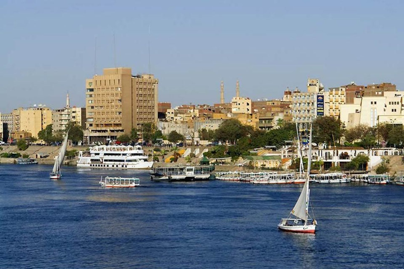 Porte de la Nubie disparue sous les eaux du lac Nasser, Assouan est le terminus sud des croisières sur le Nil.