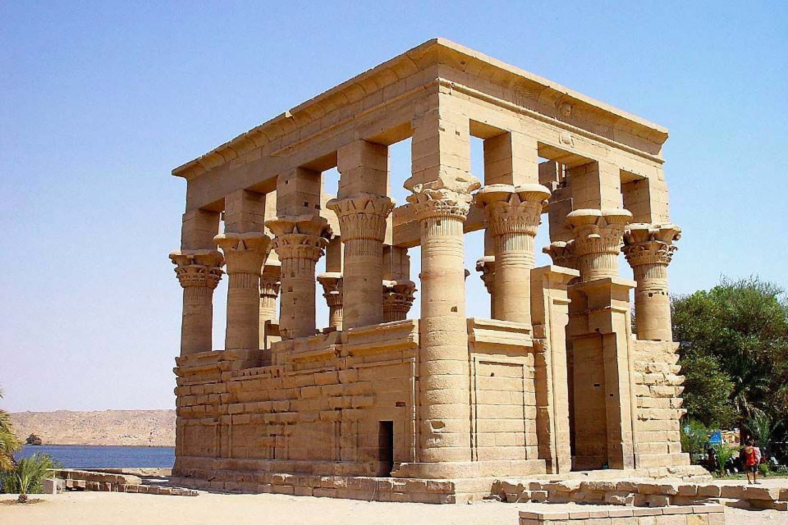 En amont d'Assouan, sur l'île de Philaé, le complexe de temples est consacré au culte d'Isis.