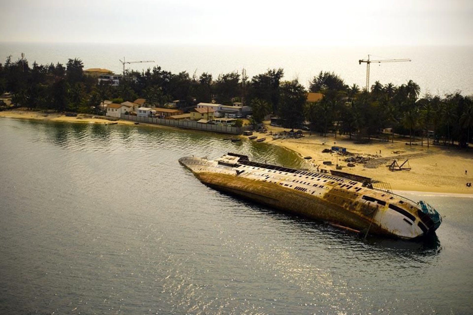 Dieses lngliche Boot ist an einem Strand im Norden von Luanda gekentert.