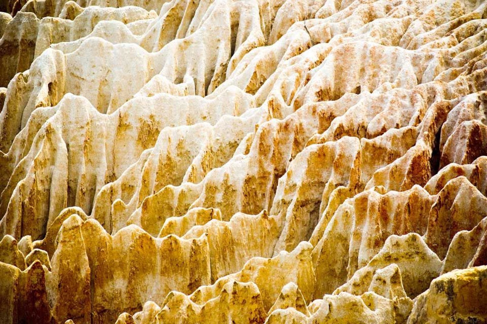 Diese majesttischen ockerfarbenen Felsen befinden sich 40 km sdlich der Hauptstadt und wurden im Laufe der Zeit durch die Erosion von Wind und Wetter geformt.