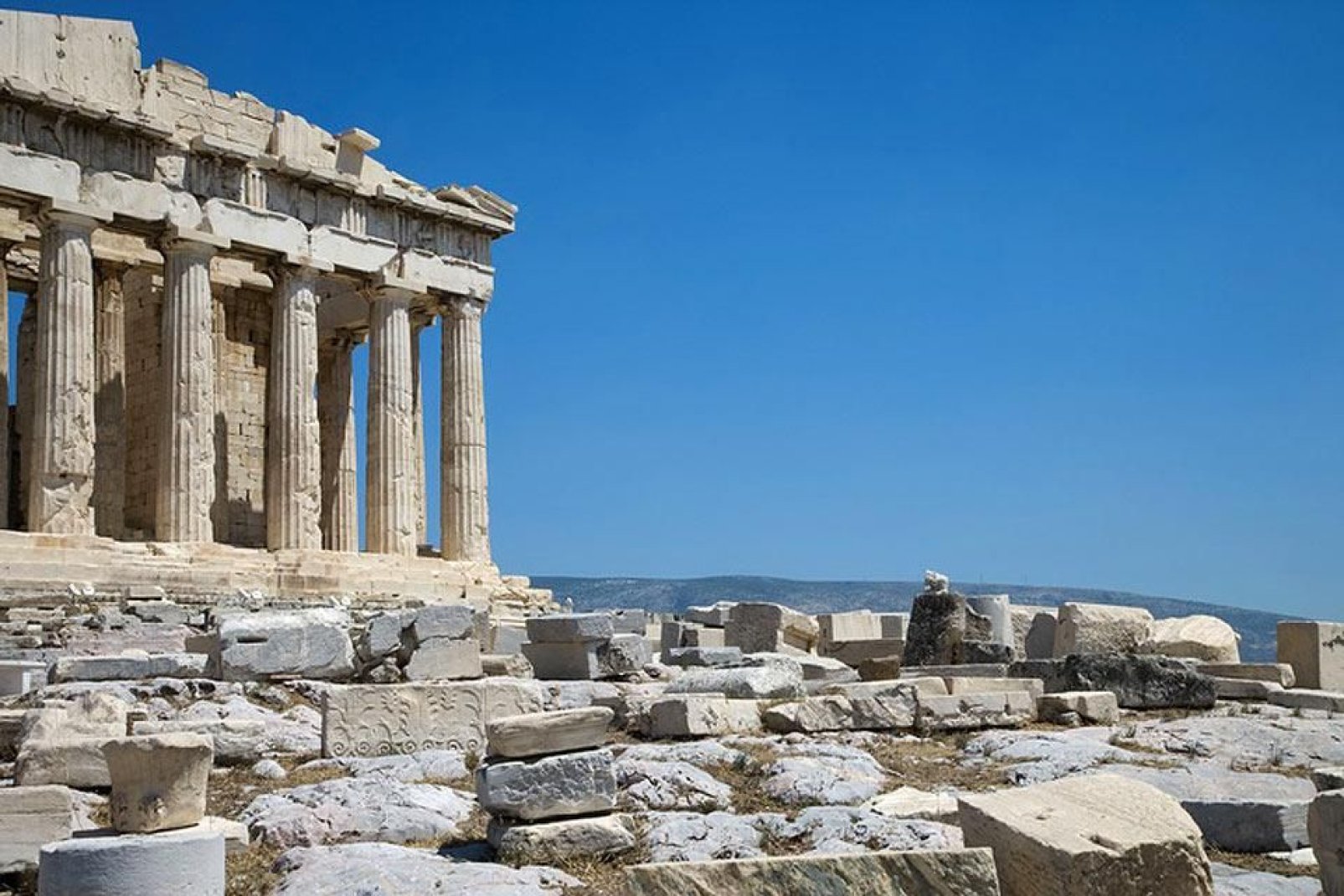 Athènes est située dans la plaine de l'Attique.