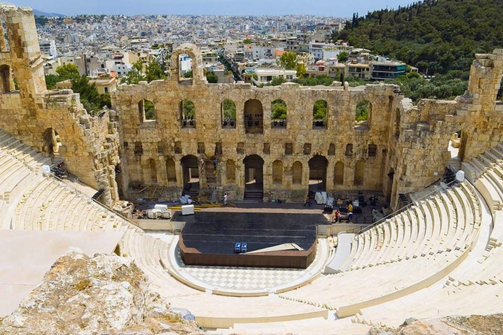 Ce théâtre est situé sur le versant sud de l'Acropole.