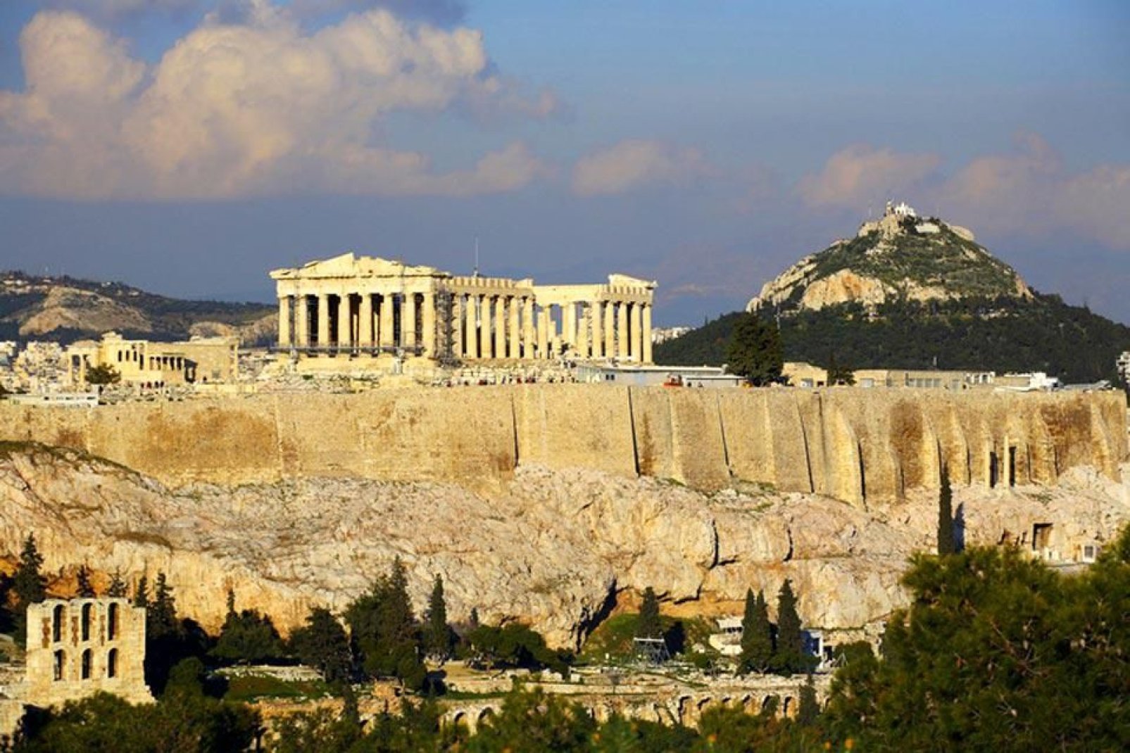 Der Lykabettus ist der Stadtberg Athens und ragt hinter der Akropolis in die Höhe.